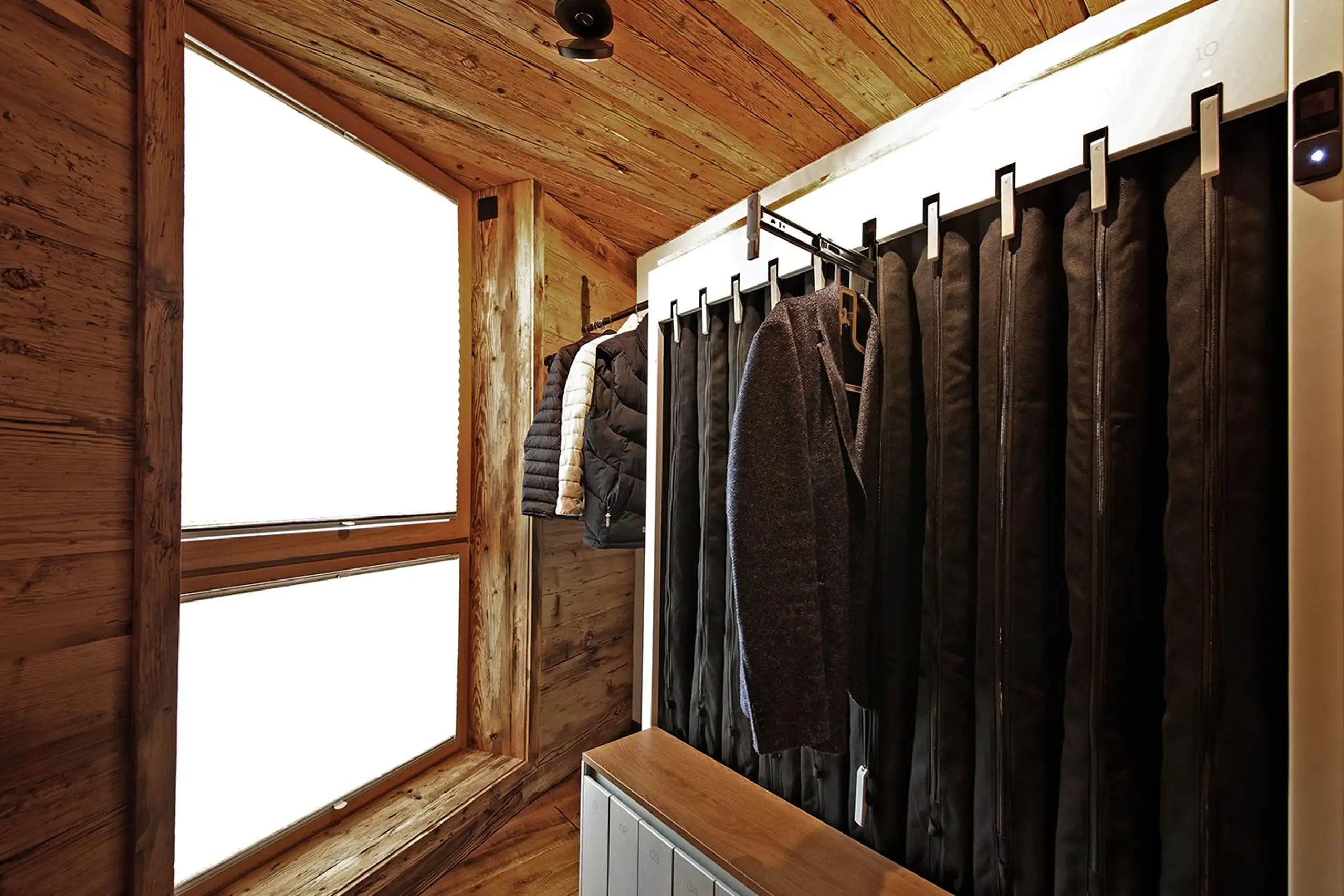 Der Umkleidebereich mit einem Schrank für 10 Spinde und separate Schuhfächer