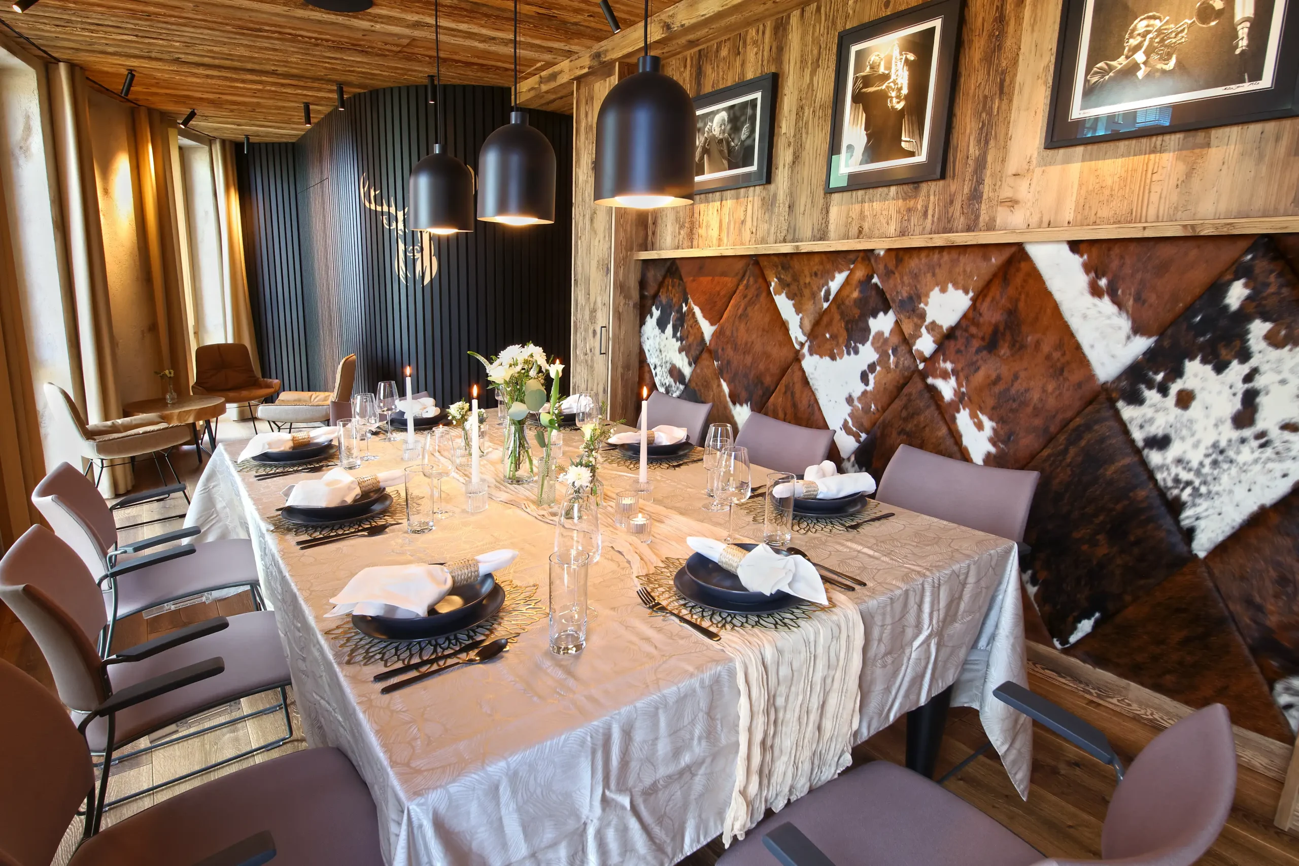 Billiardraum mit gedecktem Tisch im Innenbereich des Chalet O