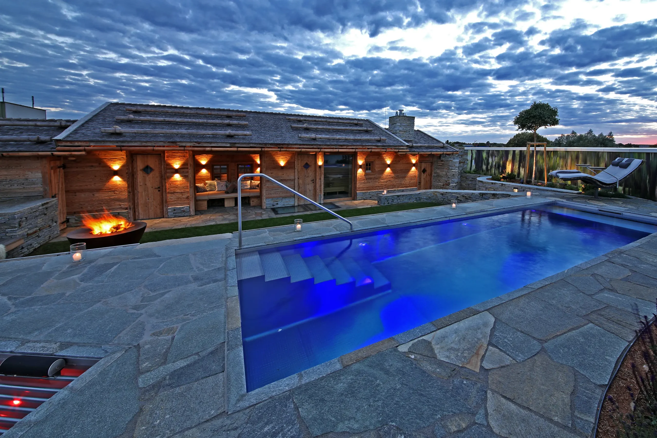 Terrasse mit Blick auf den Pool