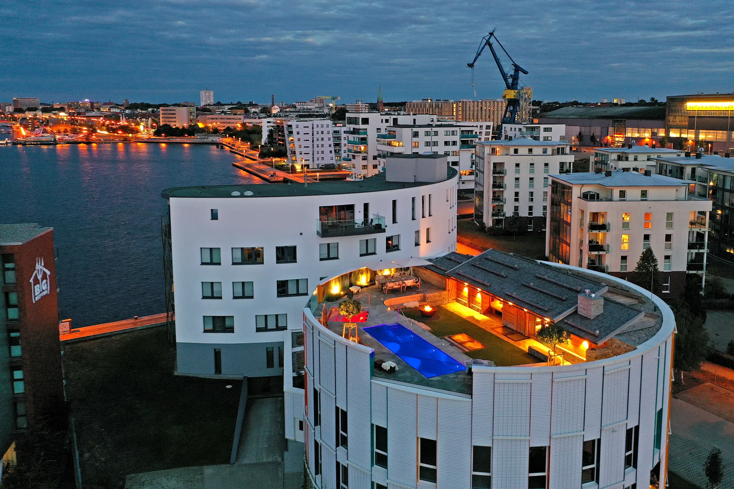 Chalet O Drohnenaufnahme mit der Warnow Rostock