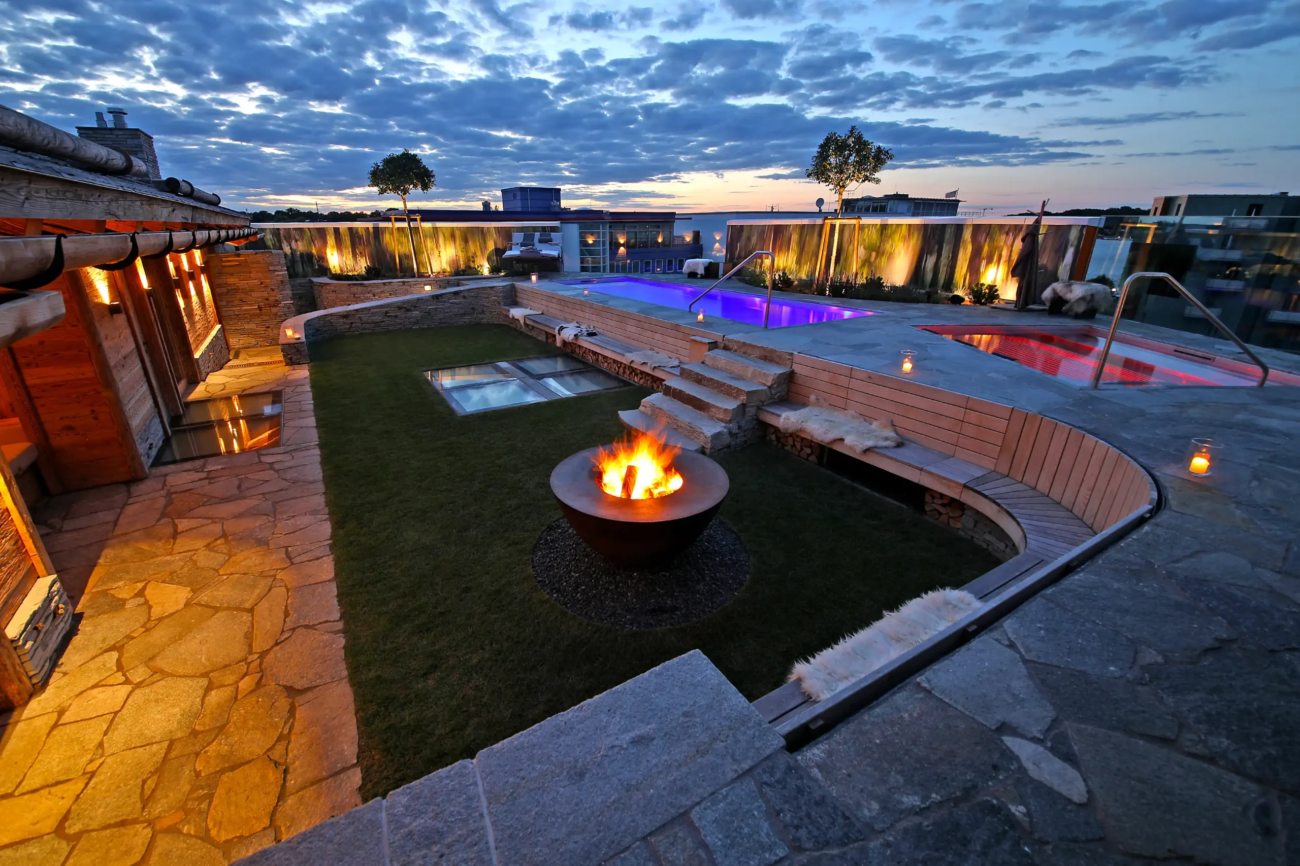 Terrassen Überblick mit Feuerring, Pool und Soundanlage