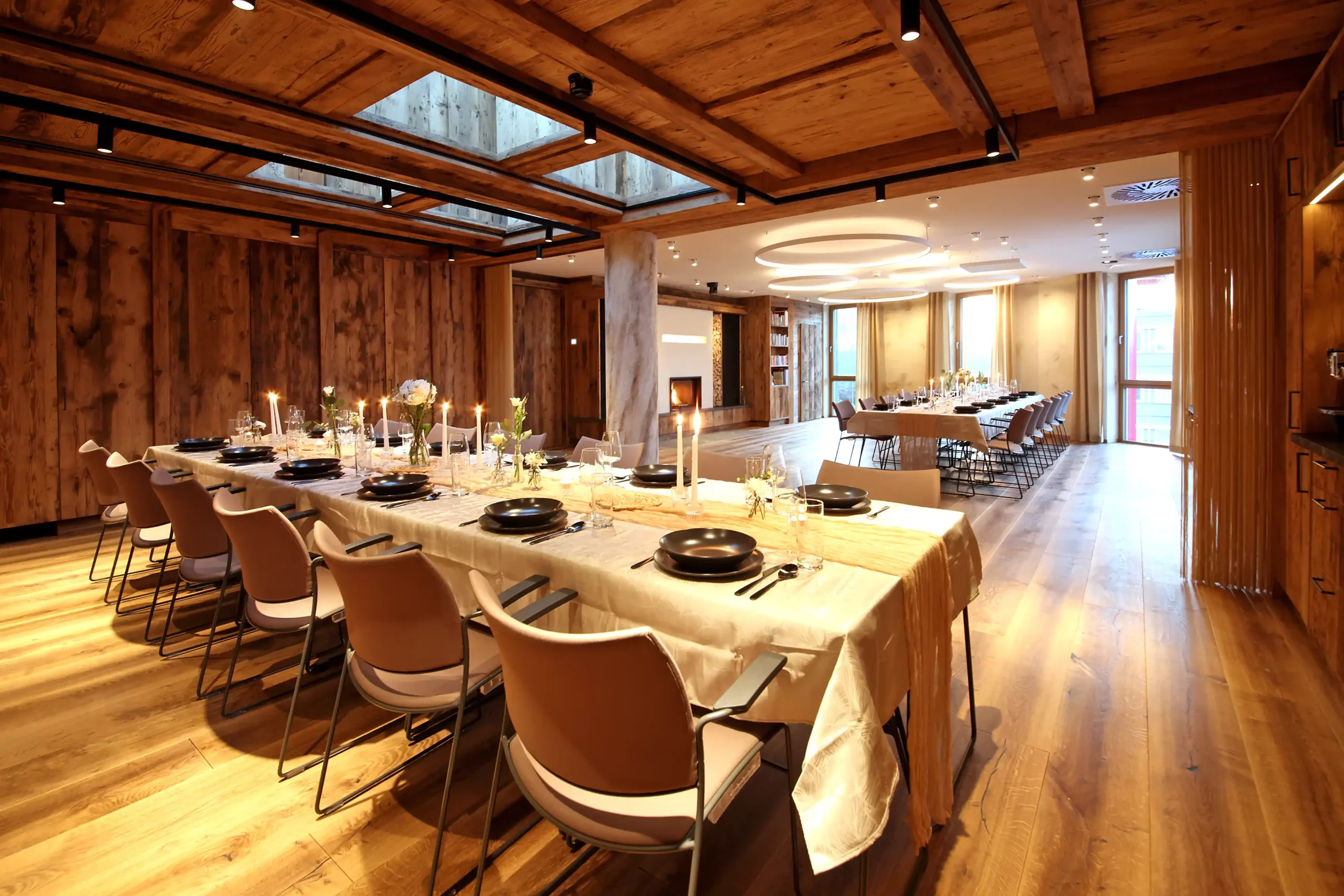 Chalet O Dining Bereich im Innenraum mit gedecktem Tisch