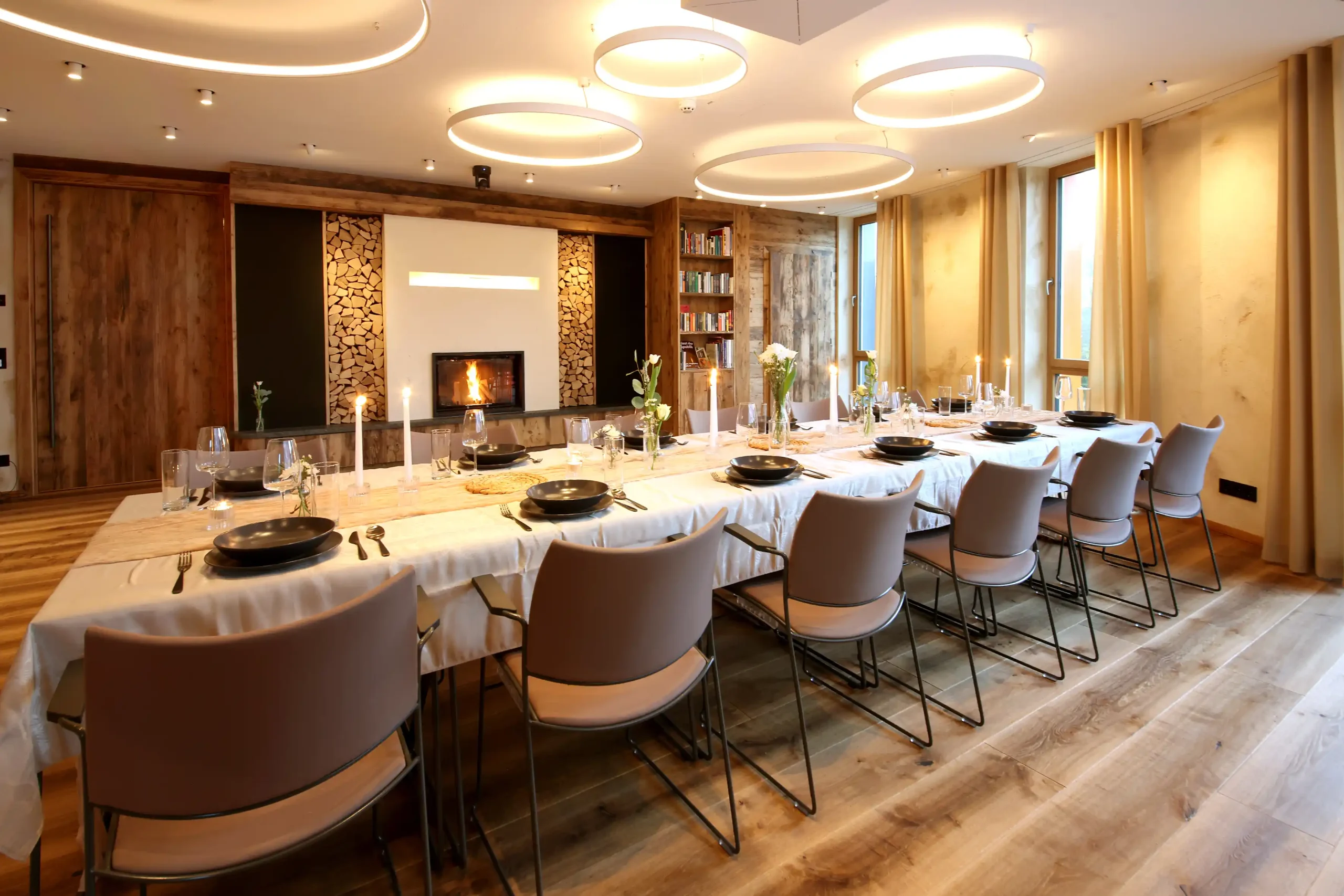 Chalet O Dining Bereich im Innenraum mit gedecktem Tisch