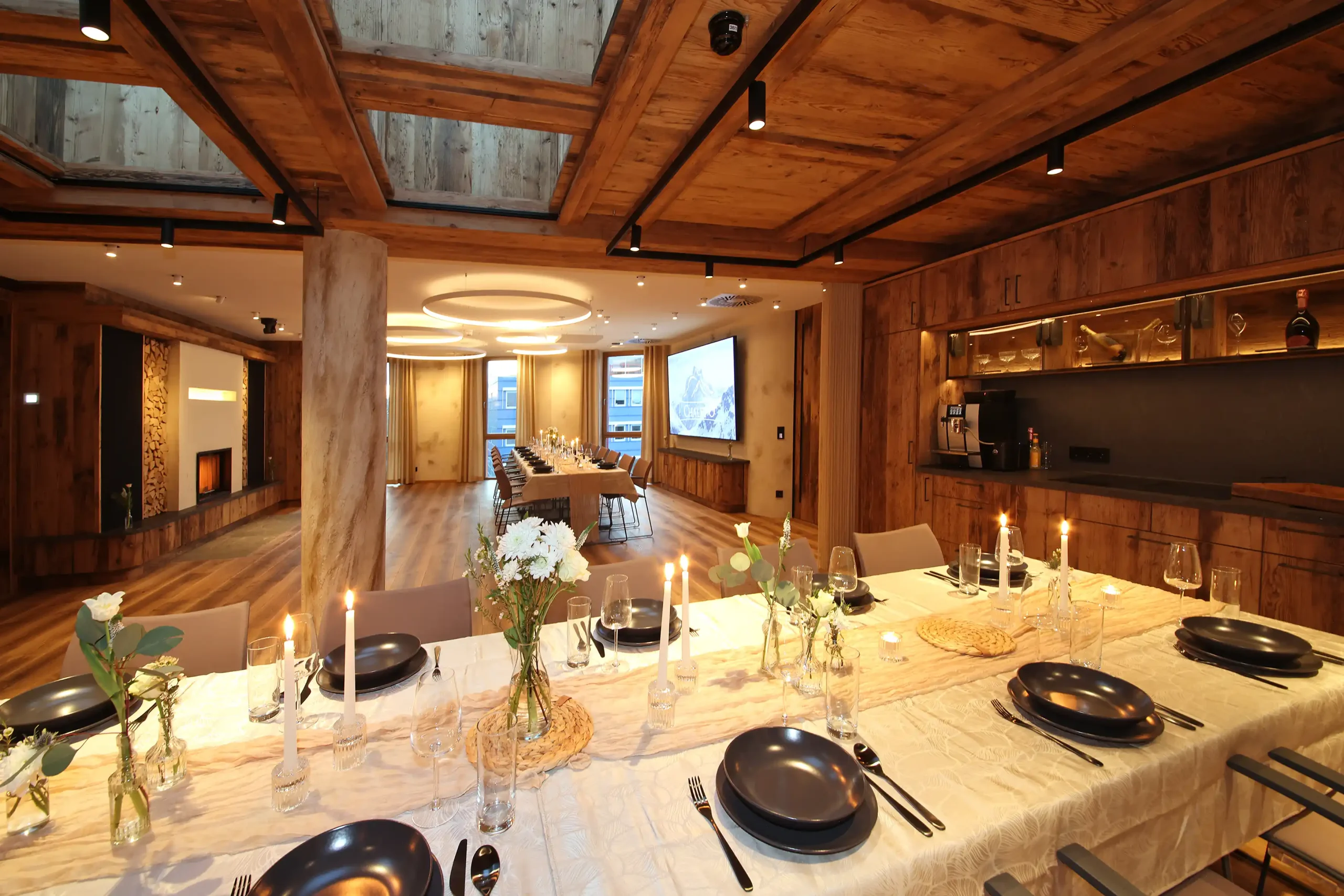 Chalet O Dining Bereich im Innenraum mit gedecktem Tisch