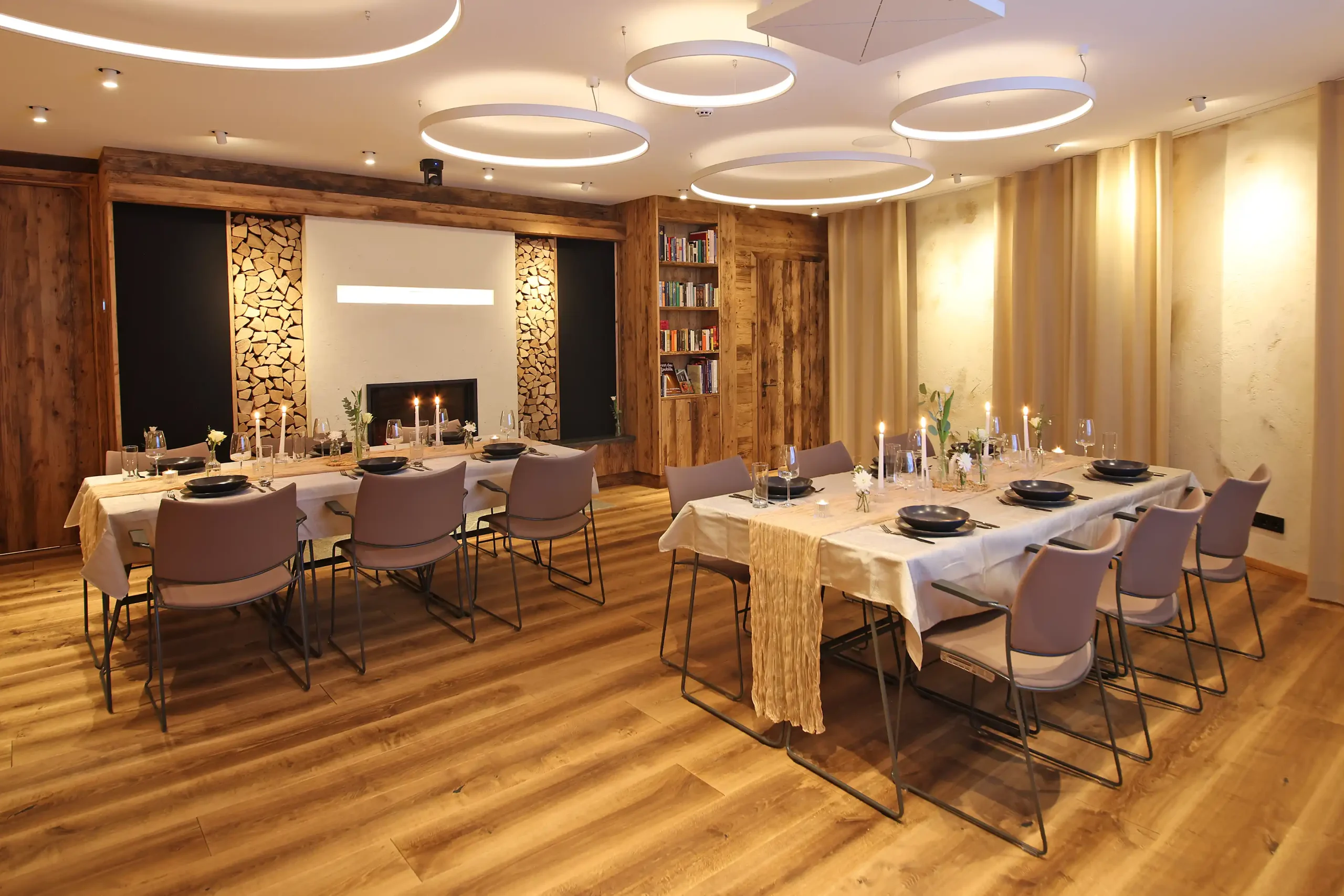 Chalet O Dining Bereich im Innenraum mit gedecktem Tisch