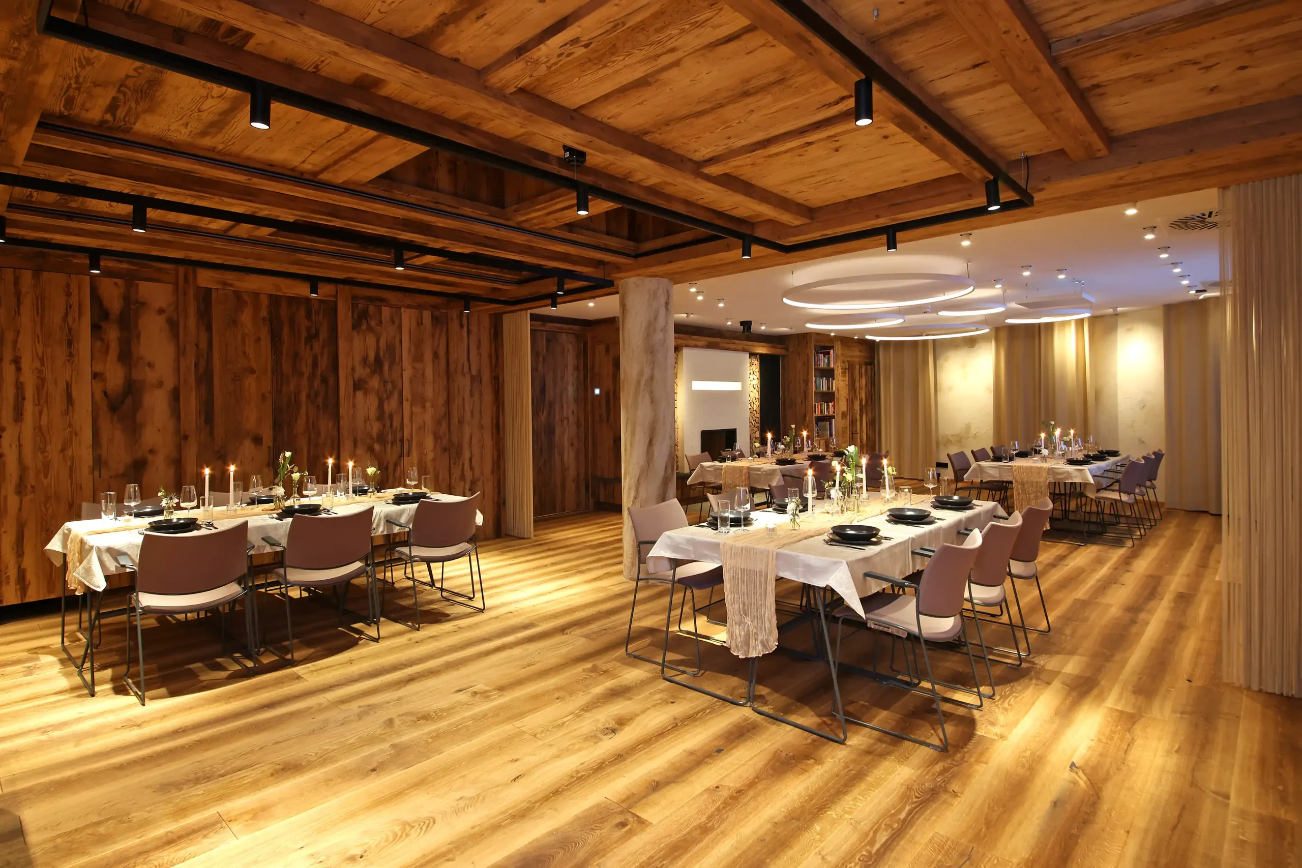 Chalet O Dining Bereich im Innenraum mit gedecktem Tisch