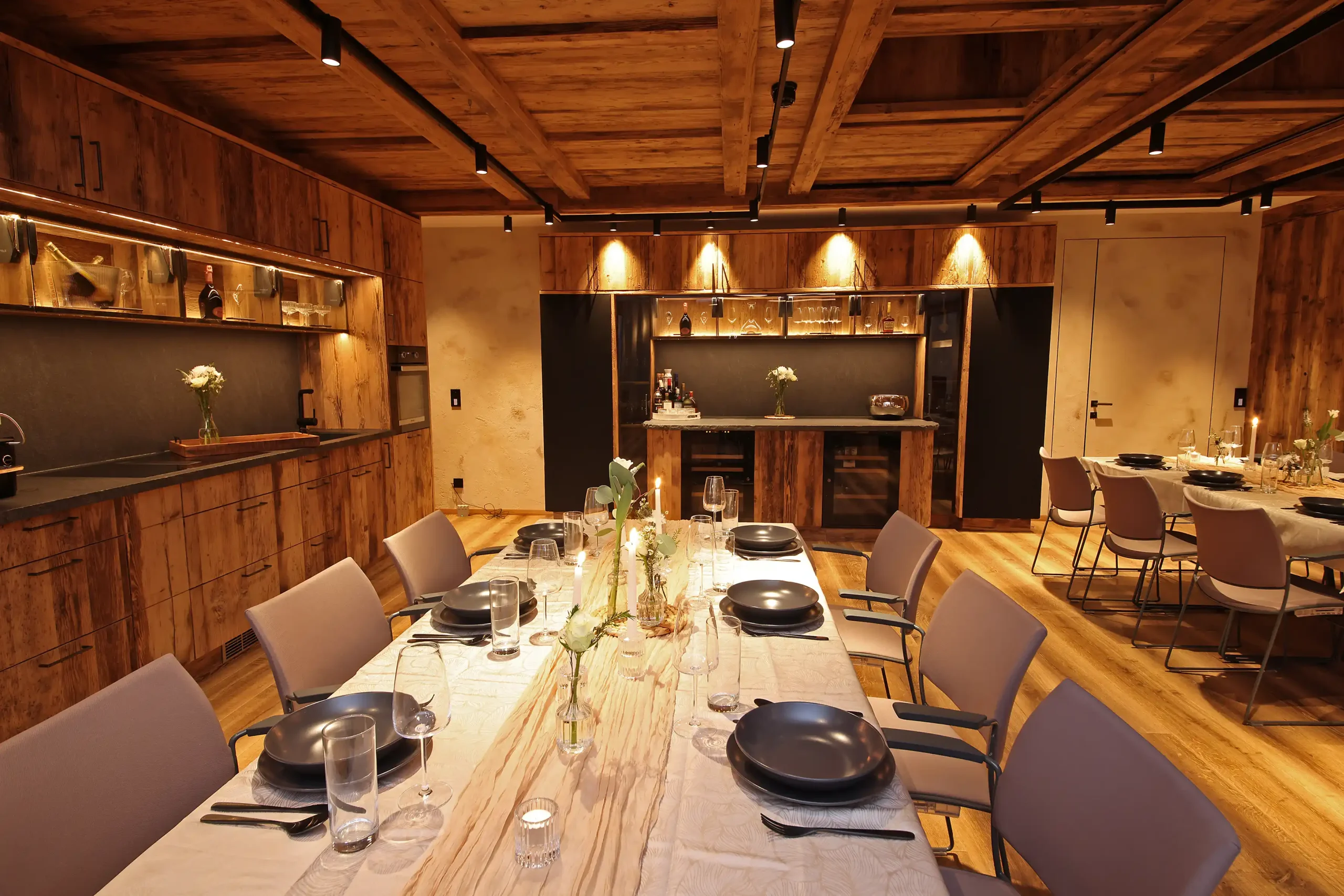 Chalet O Dining Bereich im Innenraum mit gedecktem Tisch