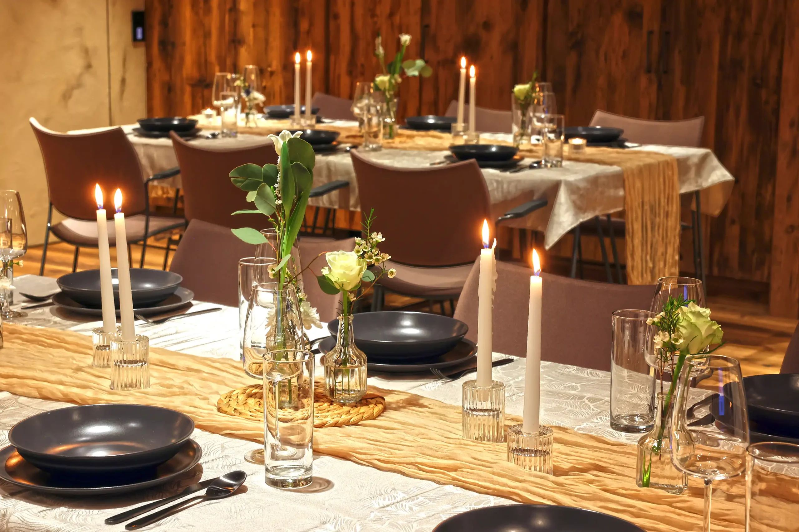 Chalet O Dining Bereich im Innenraum mit gedecktem Tisch
