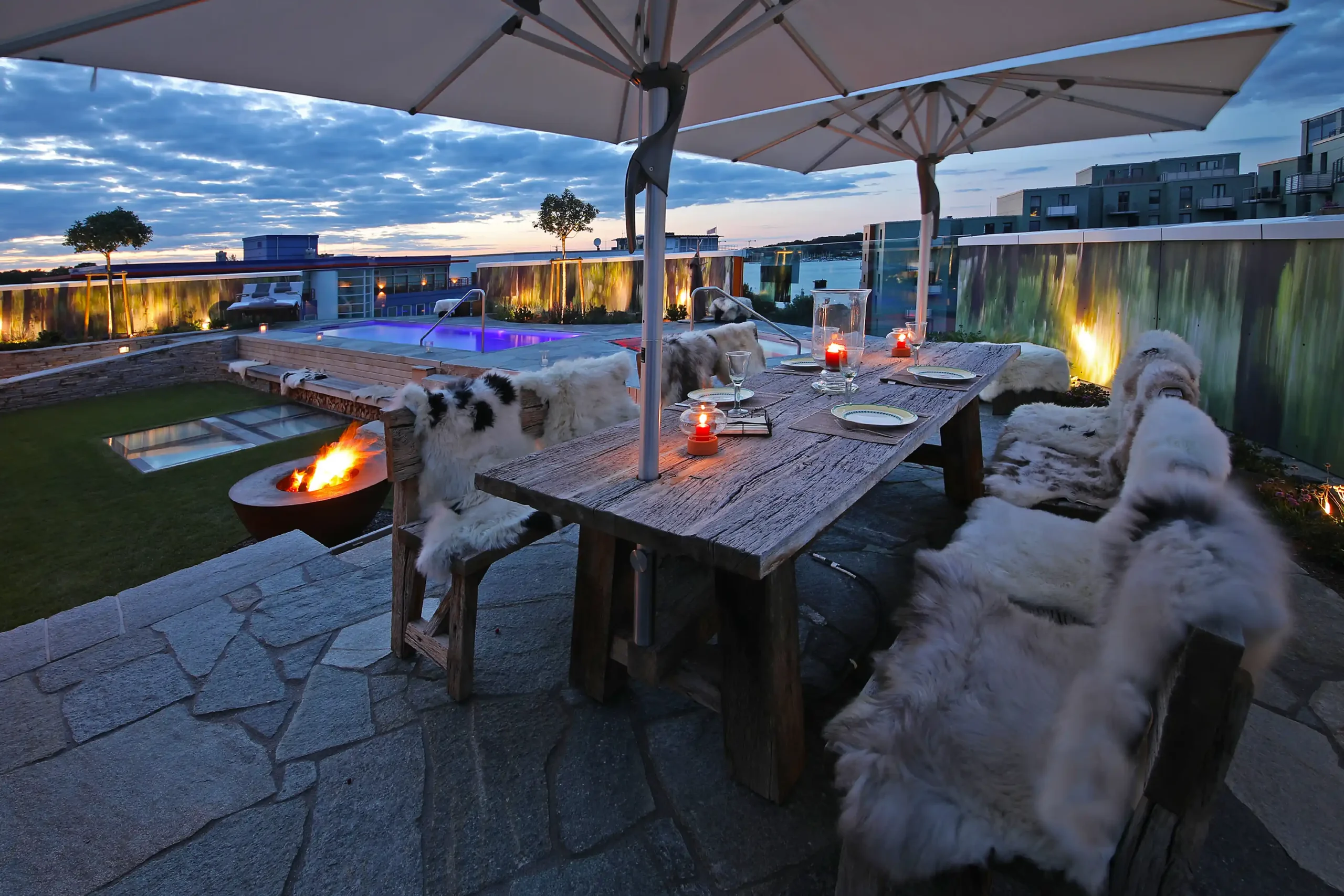 Terrasse mit einem Eichentisch