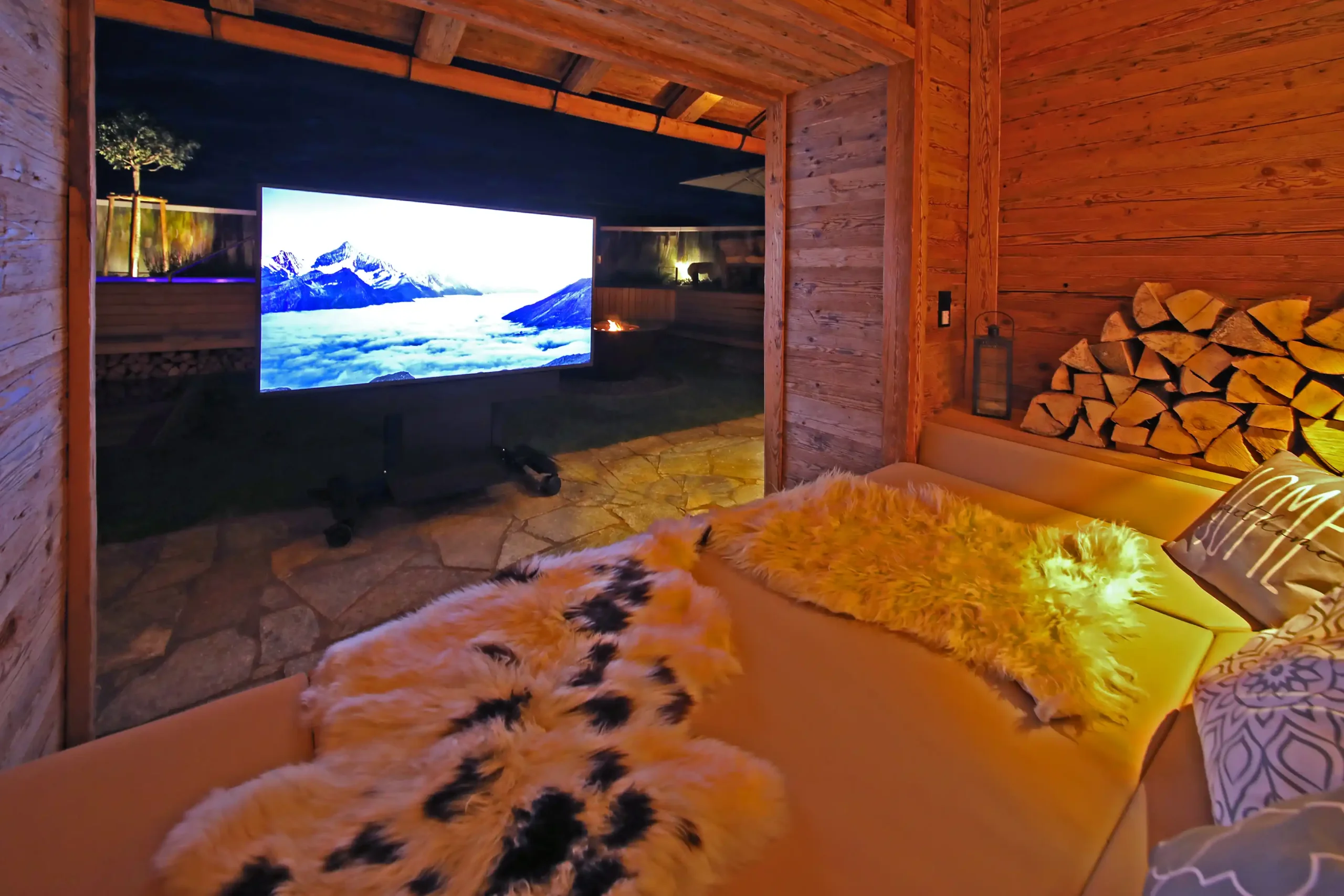 Chalet O Blick aus der Saune auf den Außen-TV mit Netflix