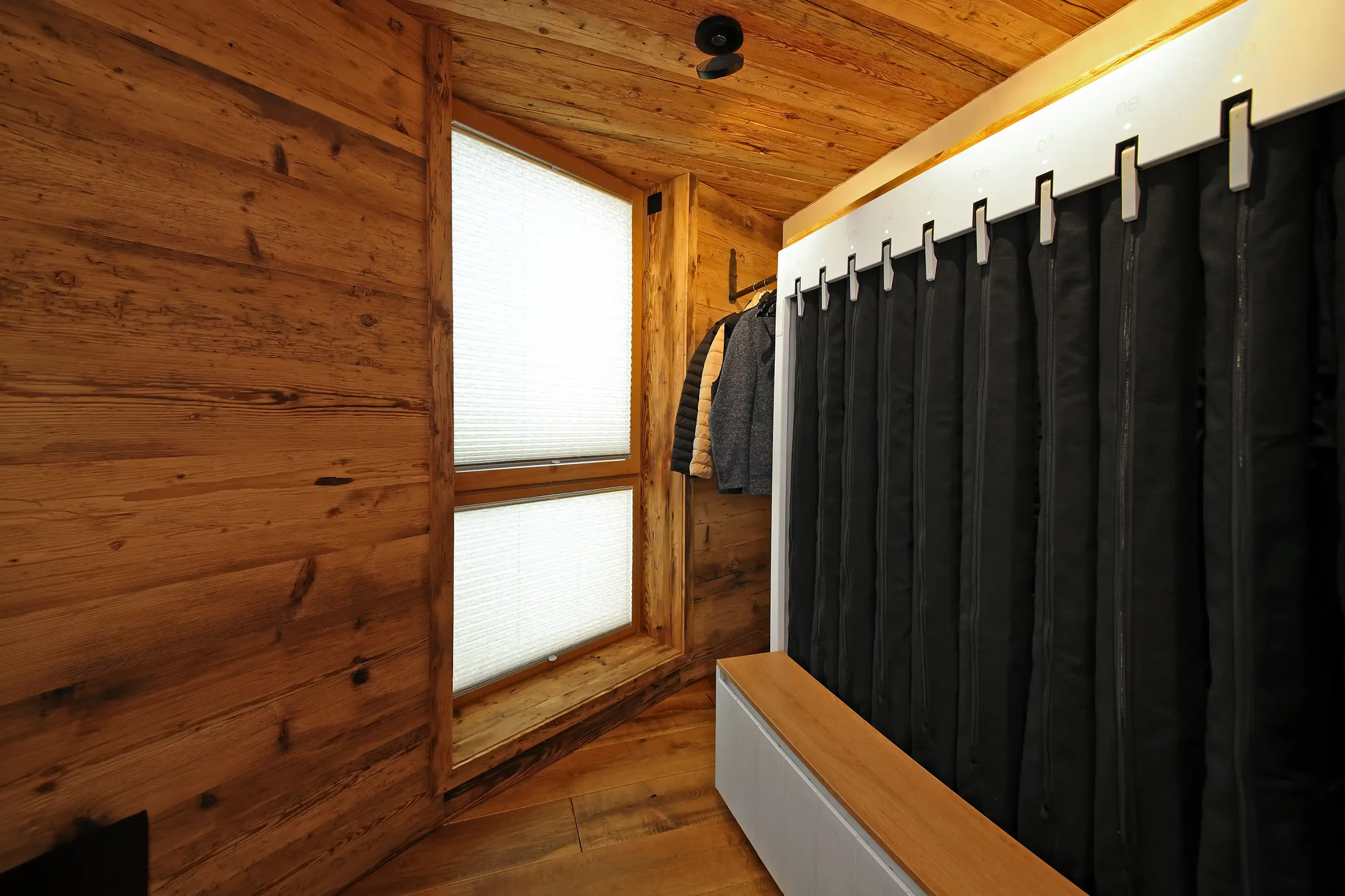 Der Umkleidebereich mit einem Schrank für 10 Spinde und separate Schuhfächer