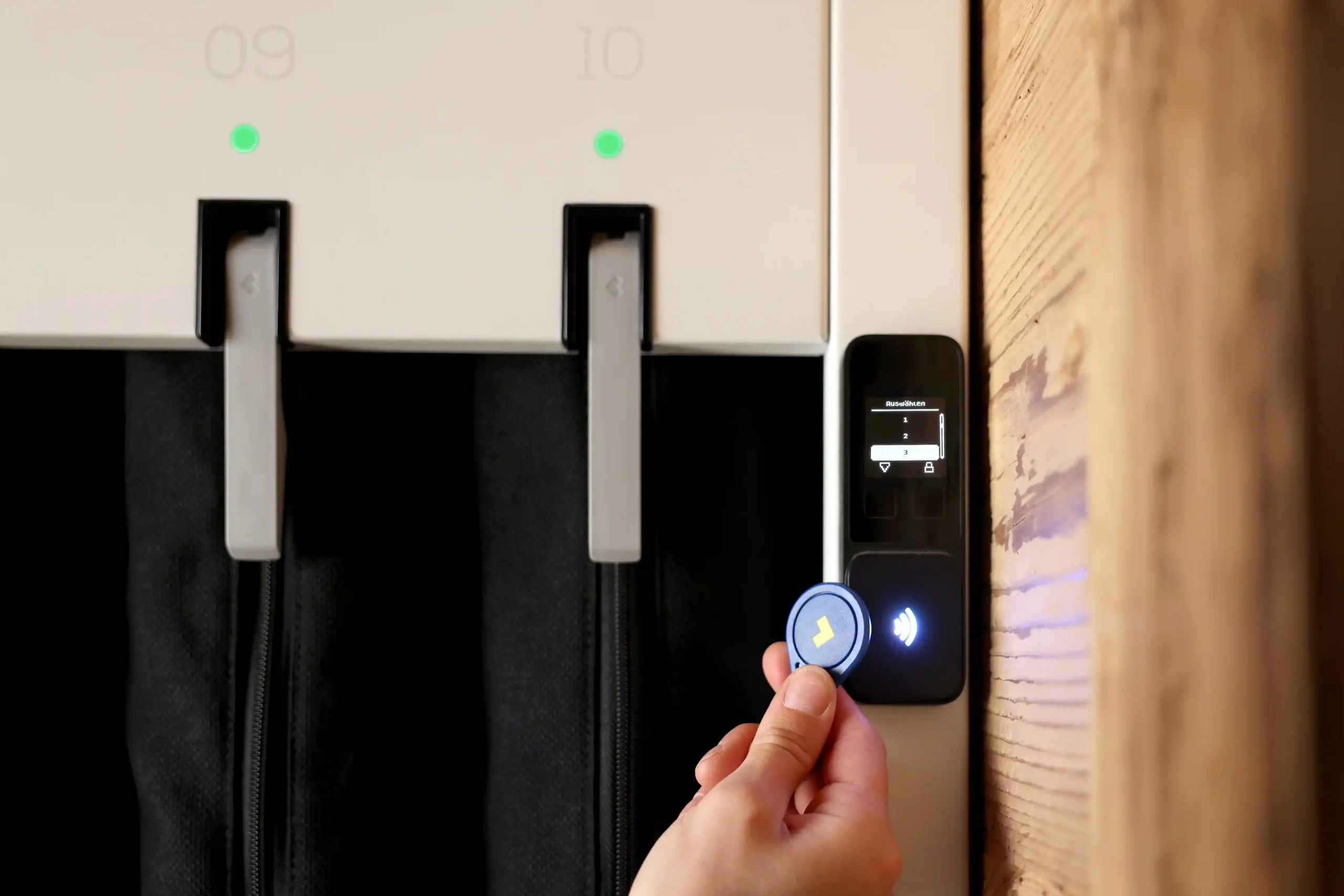 Der Umkleidebereich mit einem Schrank für 10 Spinde und separate Schuhfächer