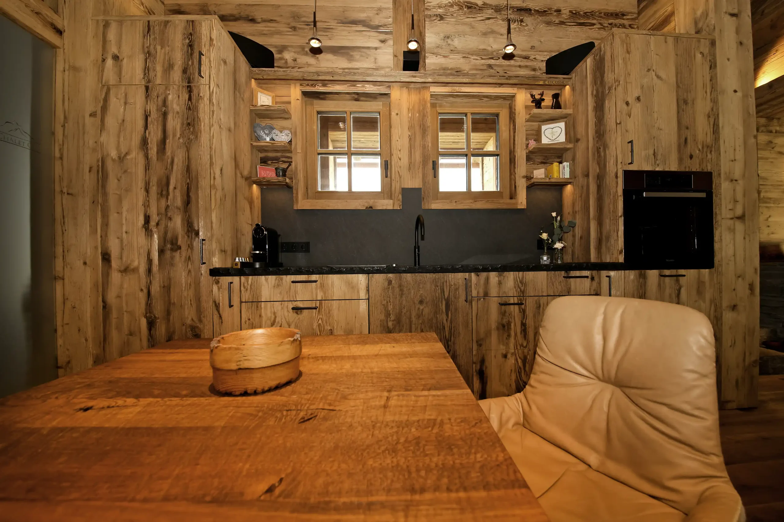 Die voll ausgestattete Küche bietet einen Kühlschrank, Backofen, Herdplatte, Geschirrspüler und eine Nespresso-Kaffeemaschine. Eine gemütliche Sitzecke mit Sofa und Tisch sowie eine Soundanlage runden das Angebot ab.