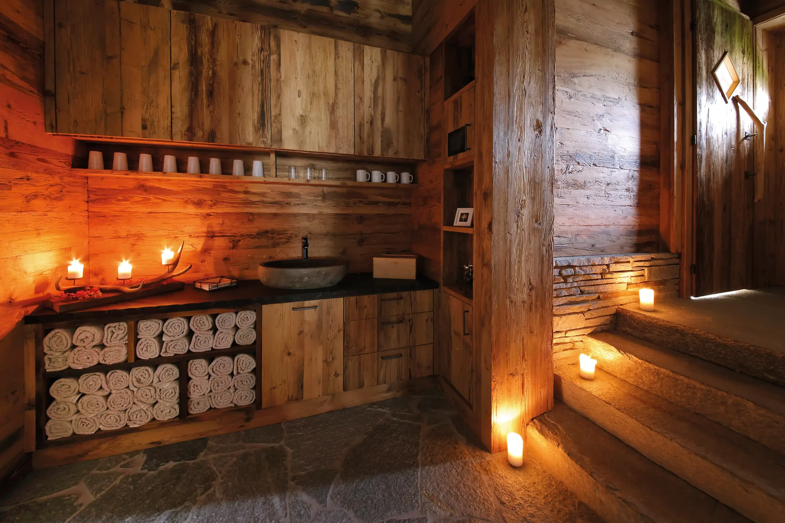 Waschbecken und Treppenaufgang im Wellnessbereich