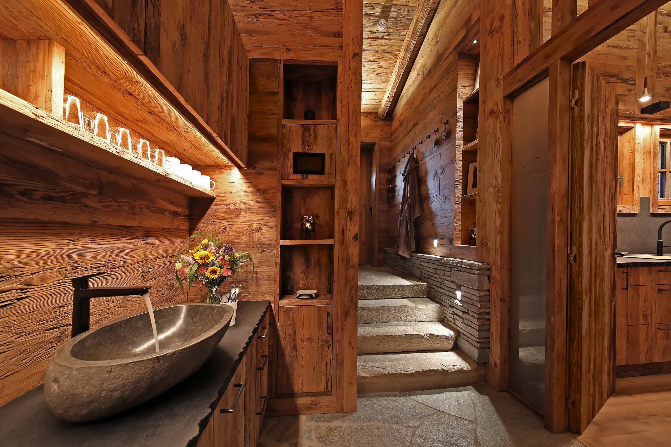 Waschbecken und Treppenaufgang im Wellnessbereich