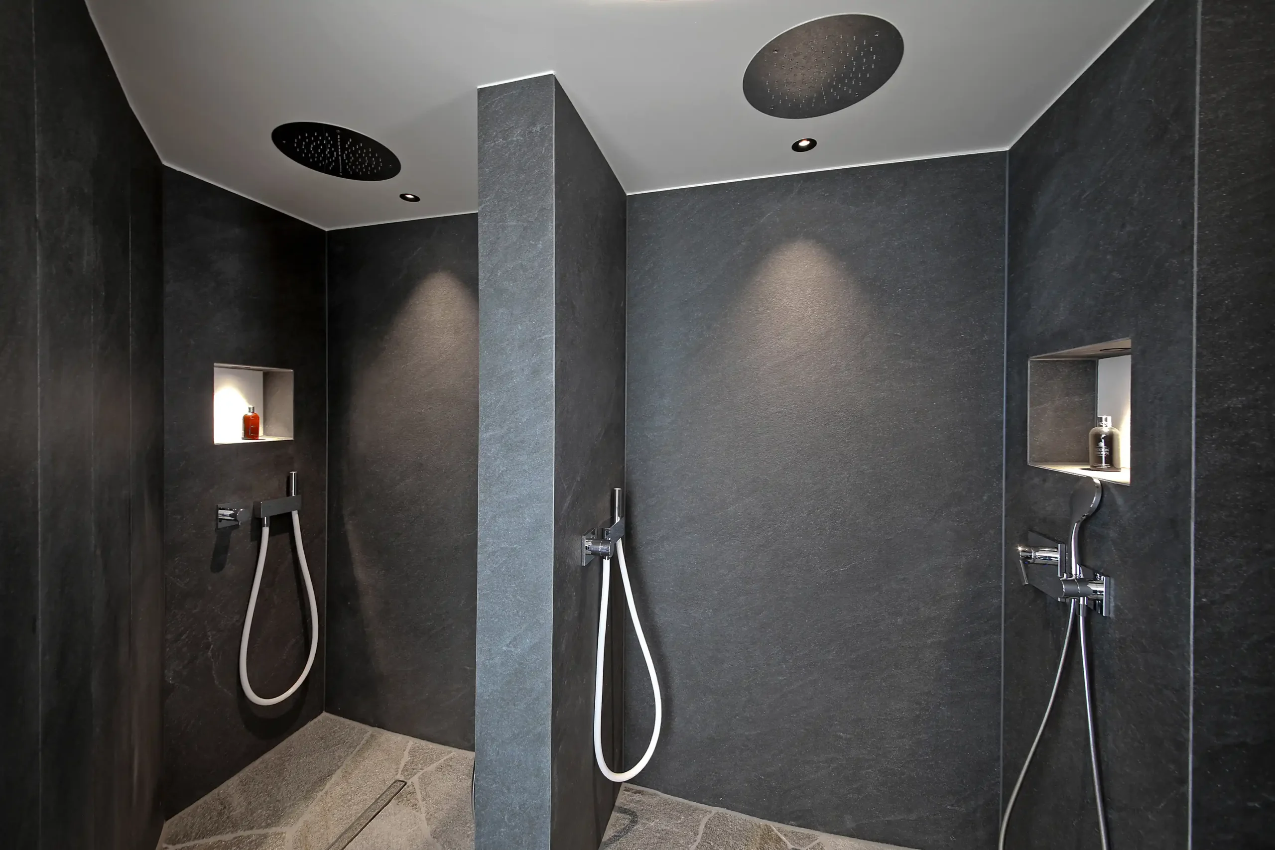 Duschen im Wellnessbereich des Chalet O