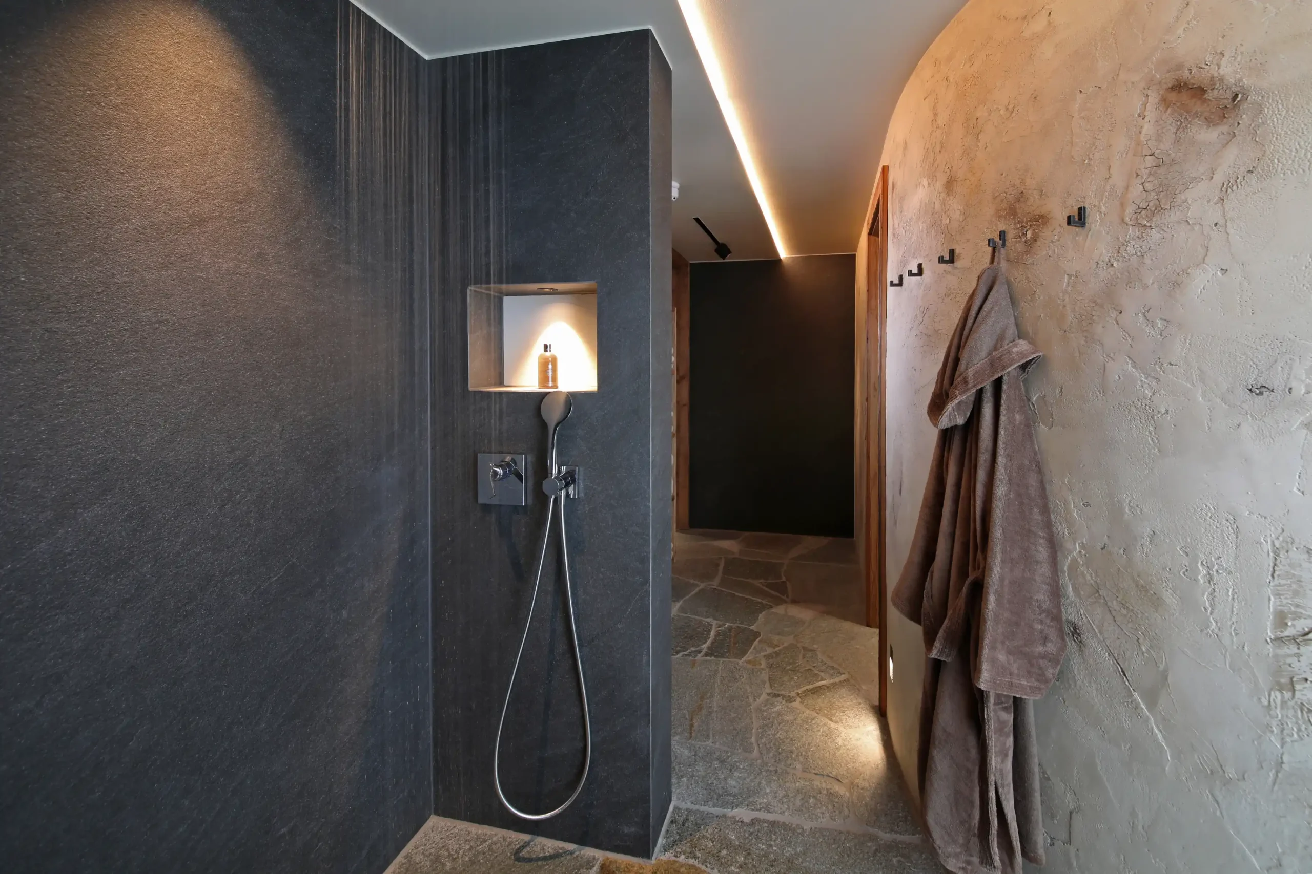 Duschen im Wellnessbereich des Chalet O