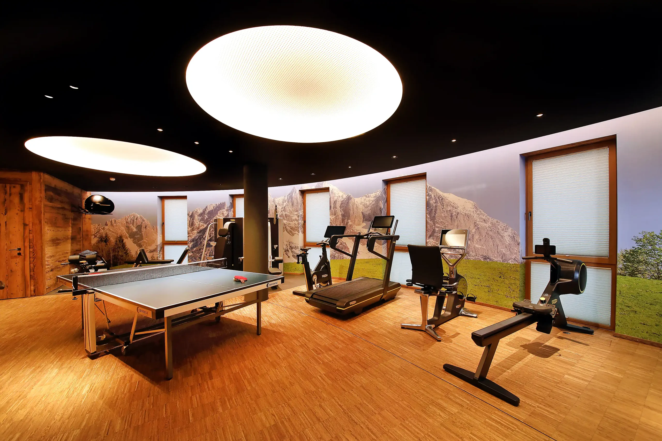 Fitnessraum mit Tischtennisplatte im Chalet O