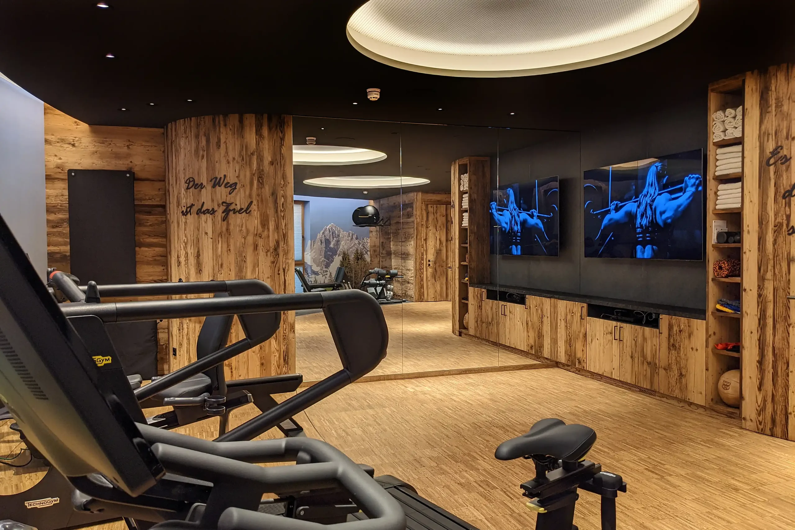 Fitnessraum mit allen Laufbändern im Chalet O