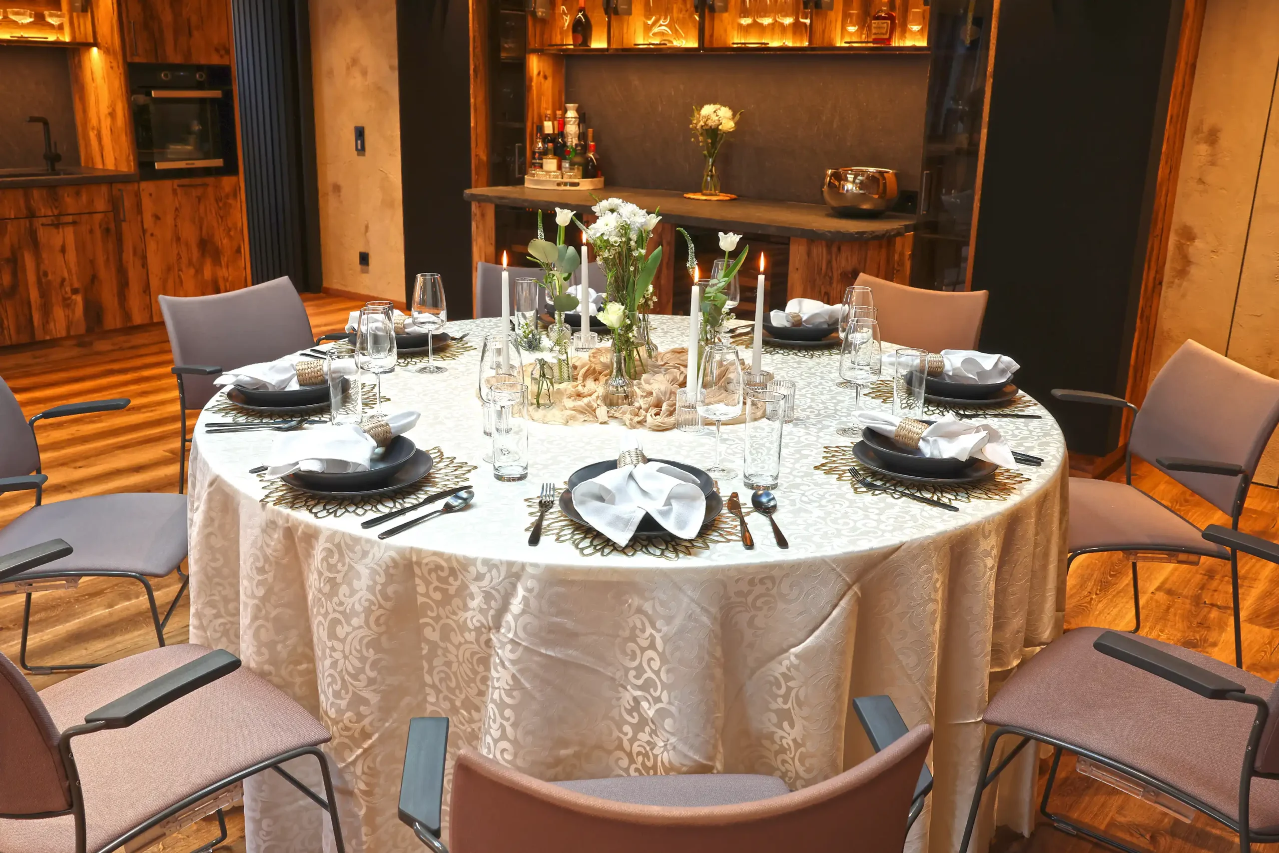 Chalet O Dining Bereich im Innenraum mit gedecktem Tisch