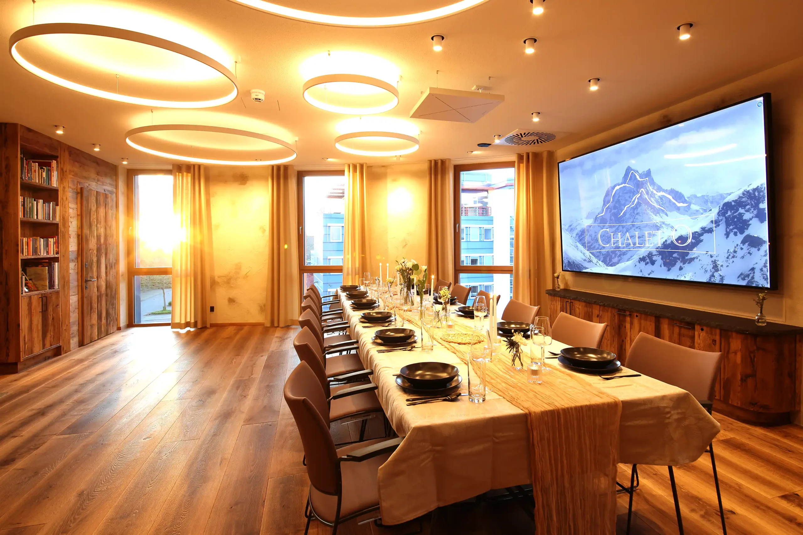 Chalet O Dining Bereich im Innenraum mit gedecktem Tisch
