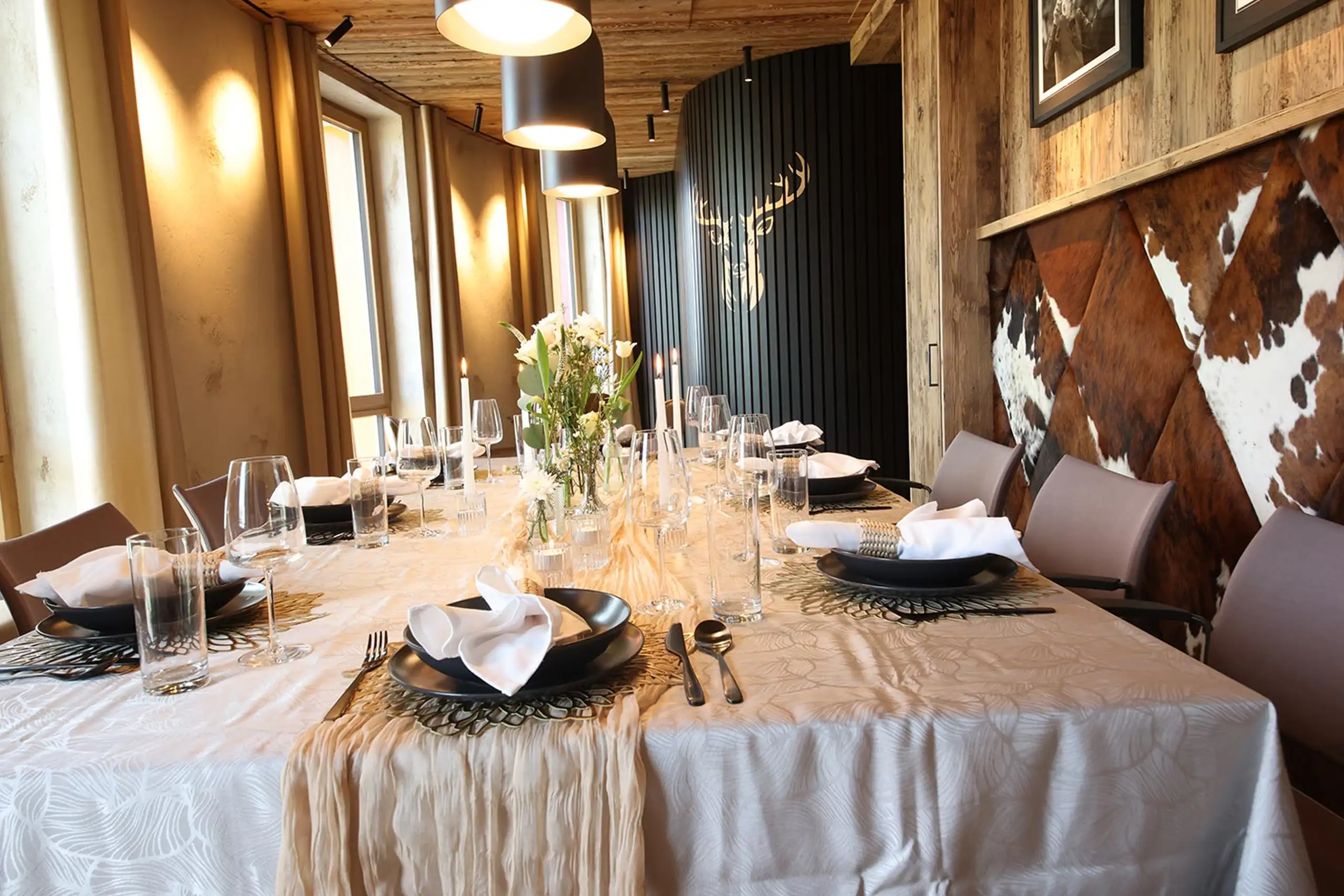 Billiardraum mit gedecktem Tisch im Innenbereich des Chalet O