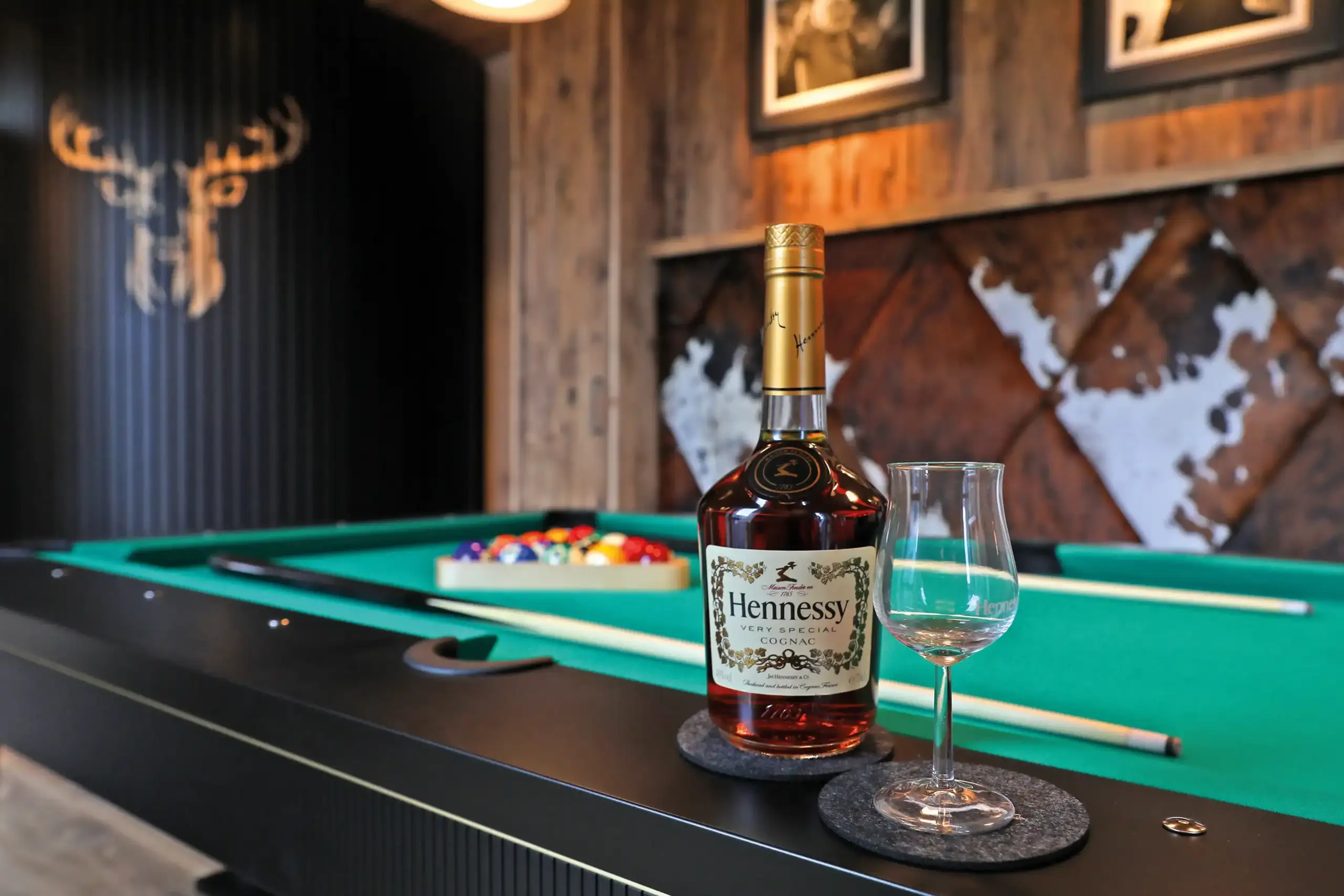 Billiardraum im Innenbereich des Chalet O