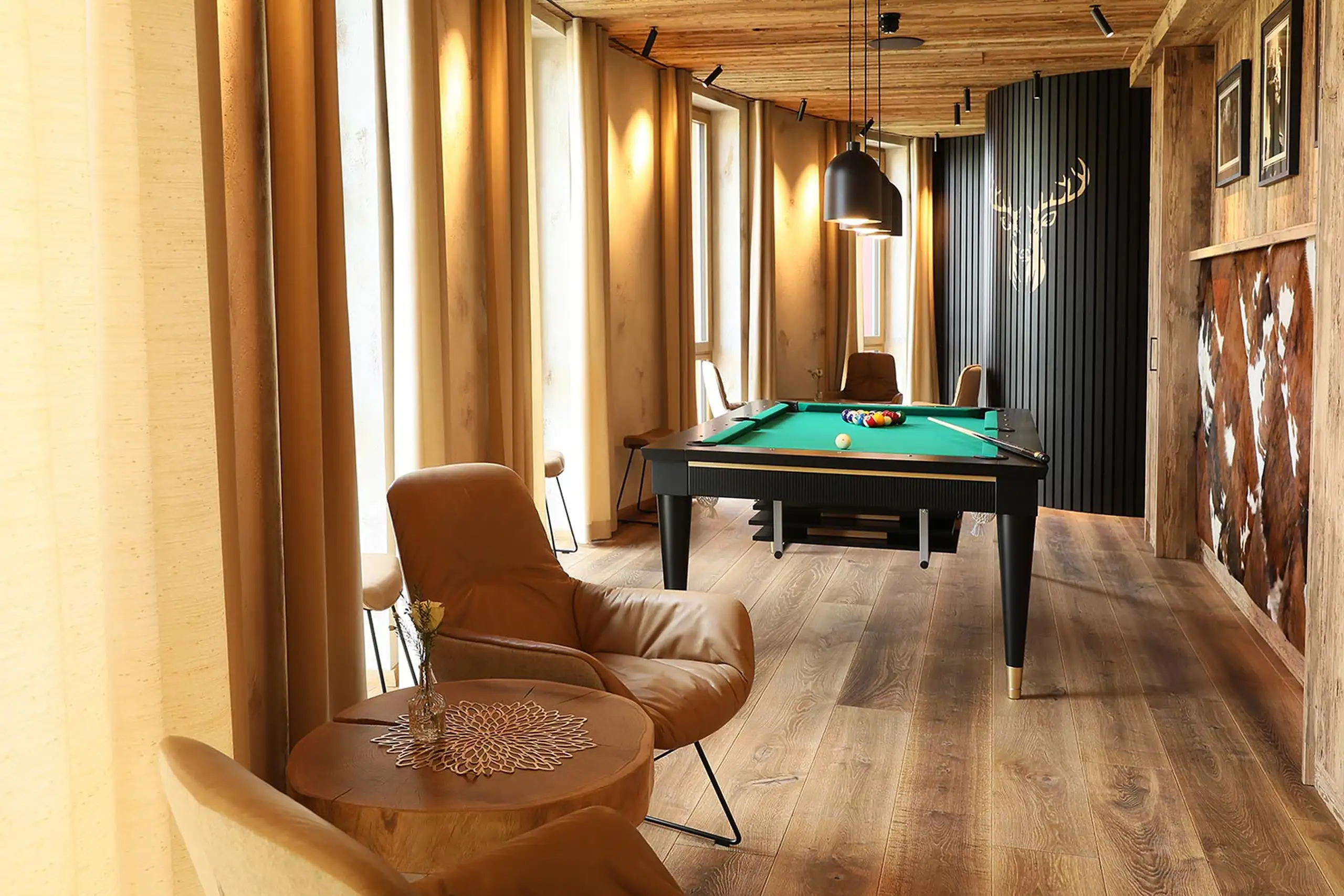Billiardraum mit Sitzgelegenheit im Innenbereich des Chalet O