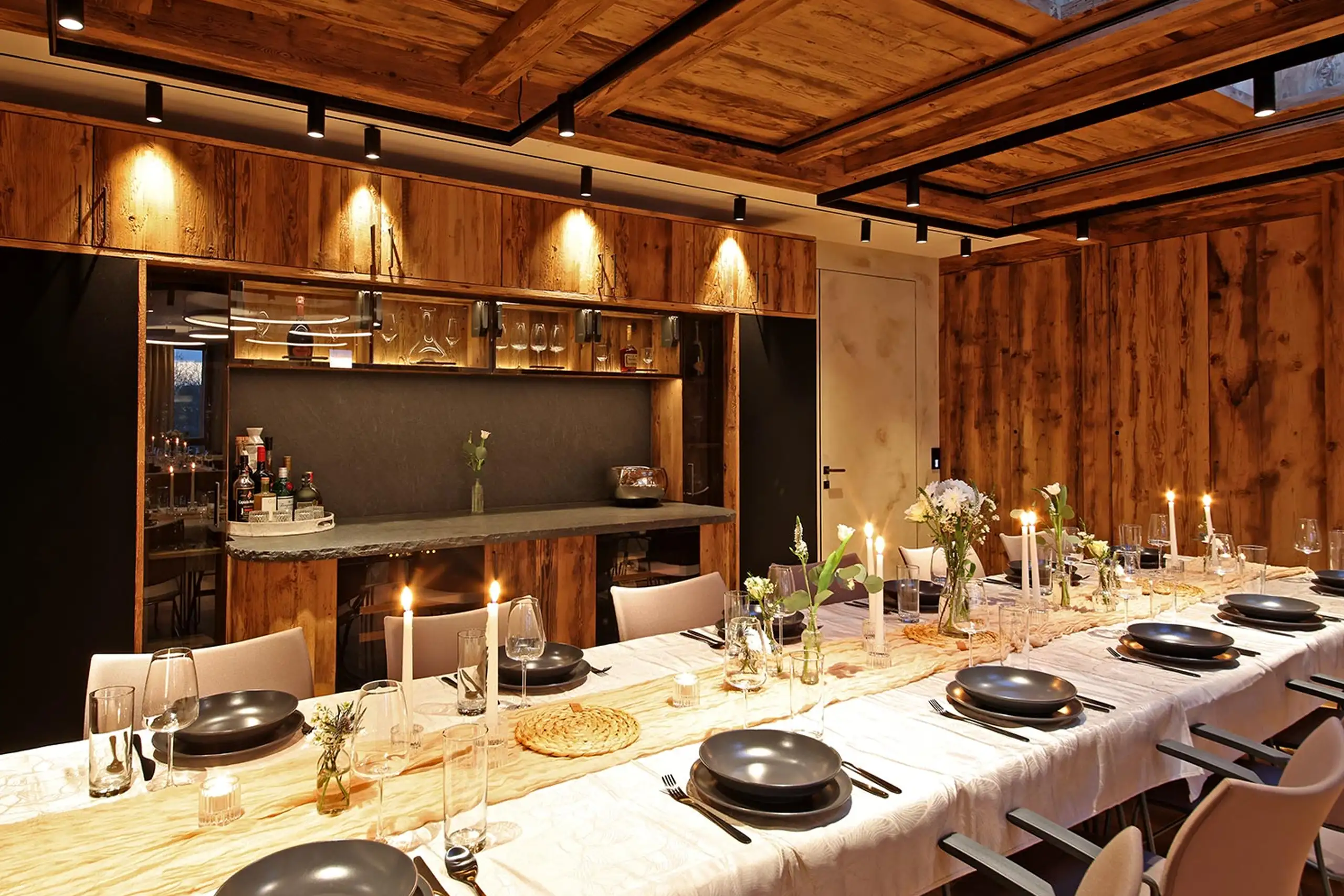 Chalet O Dining Bereich im Innenraum mit gedecktem Tisch