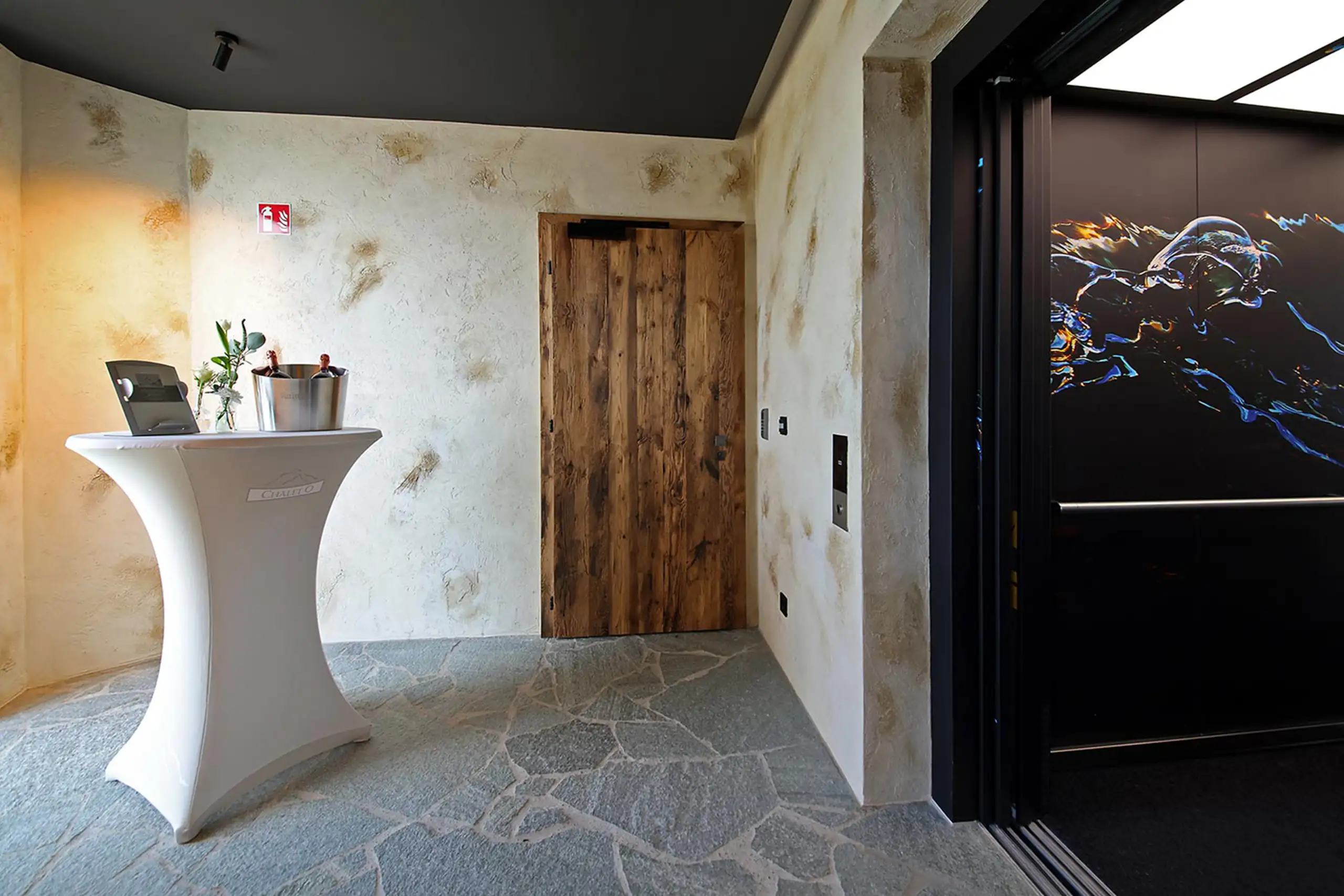 Chalet O Entree mit Stehtisch