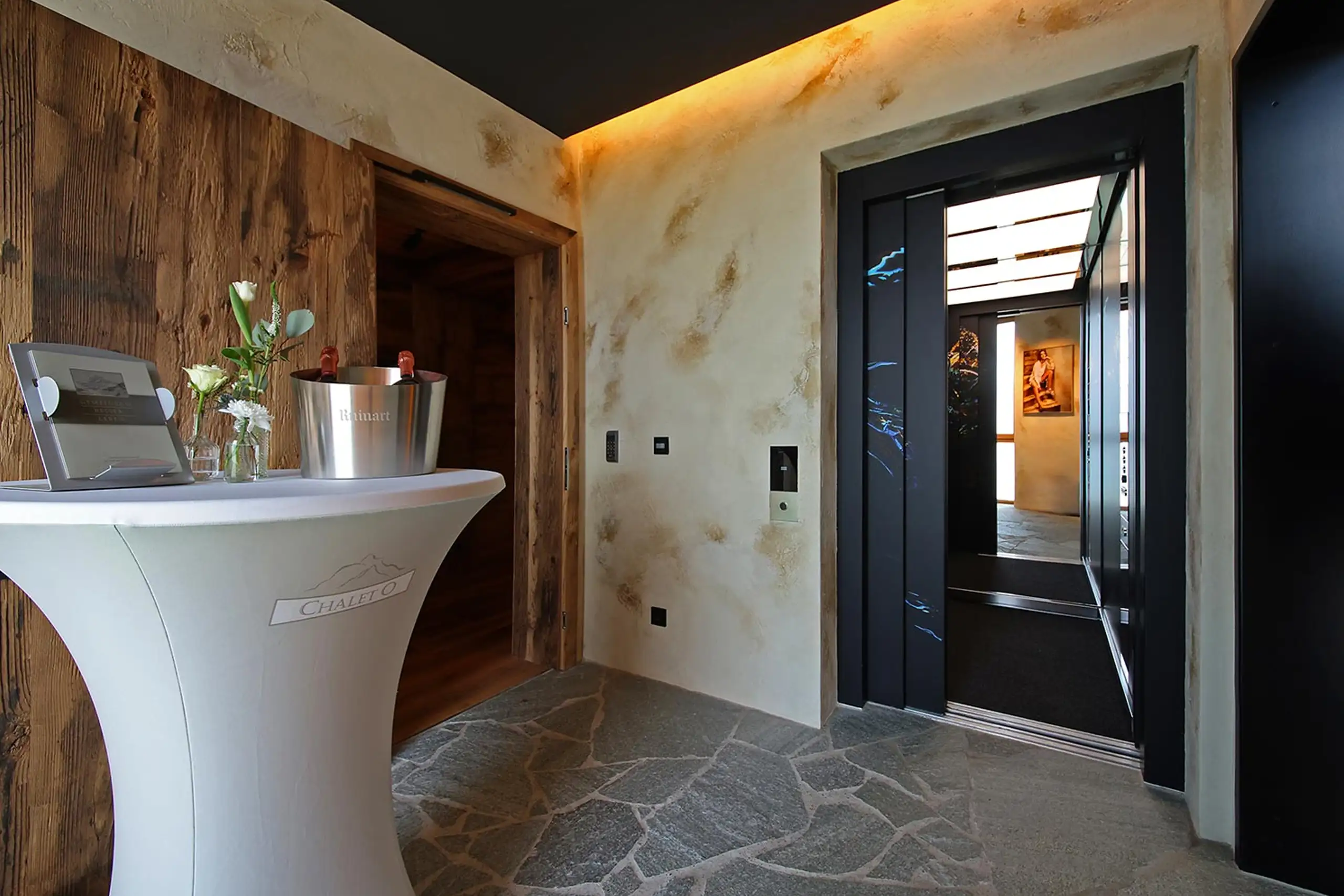 Chalet O Entree mit Stehtisch