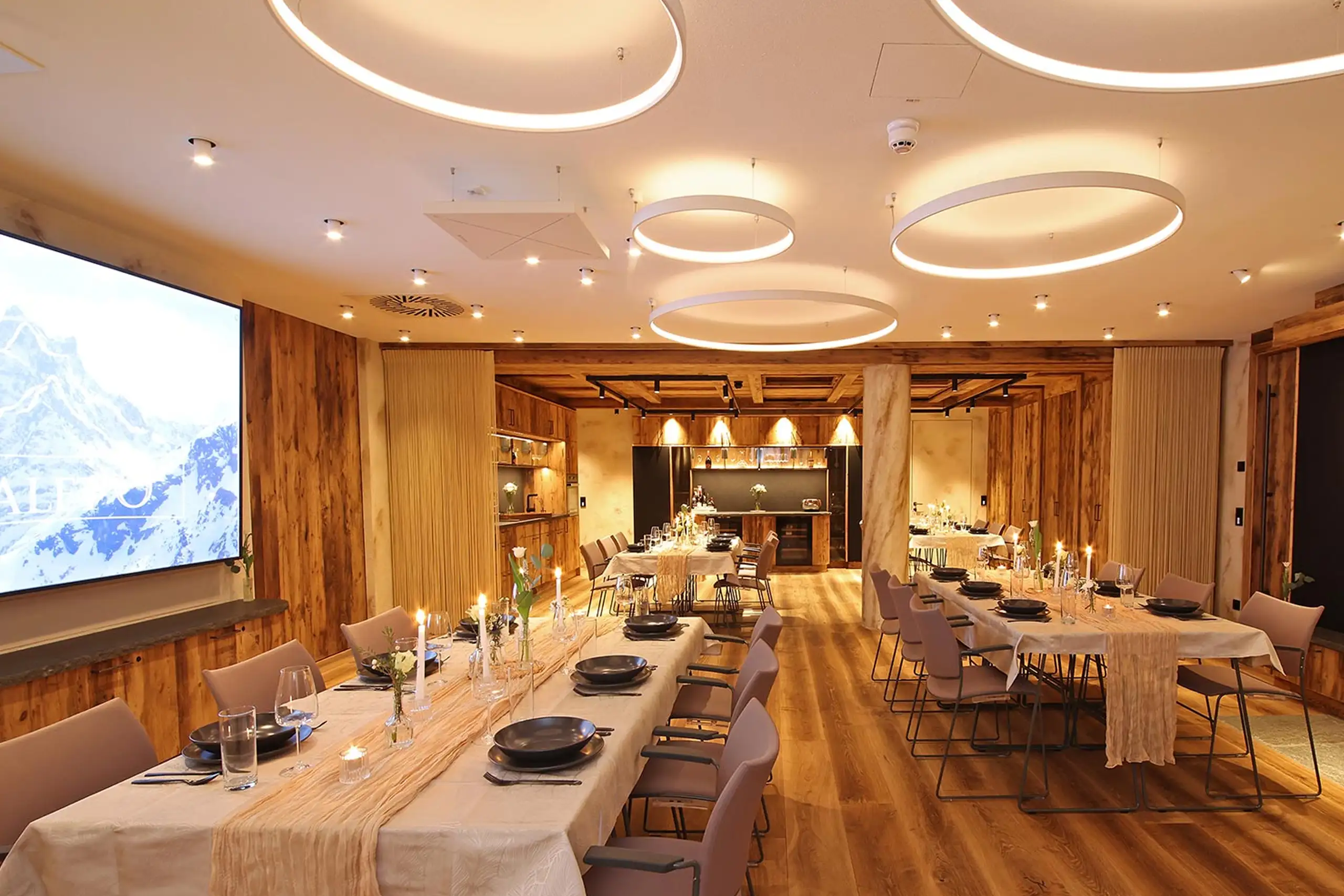 Veranstaltungsbereich mit gedeckten Tisch im Tafel Layout