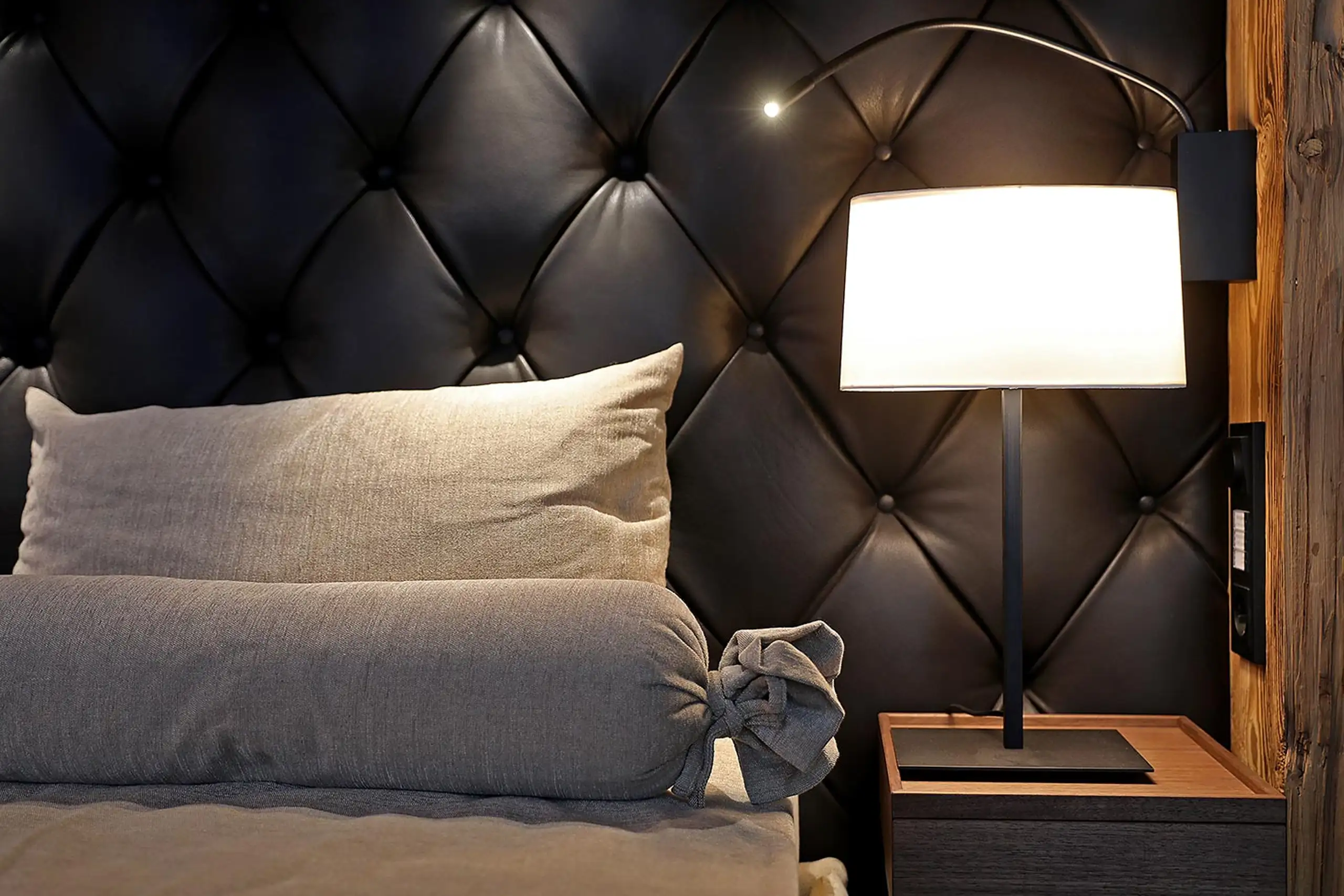 Ruheraum Kissen mit Nachttisch und Lampe