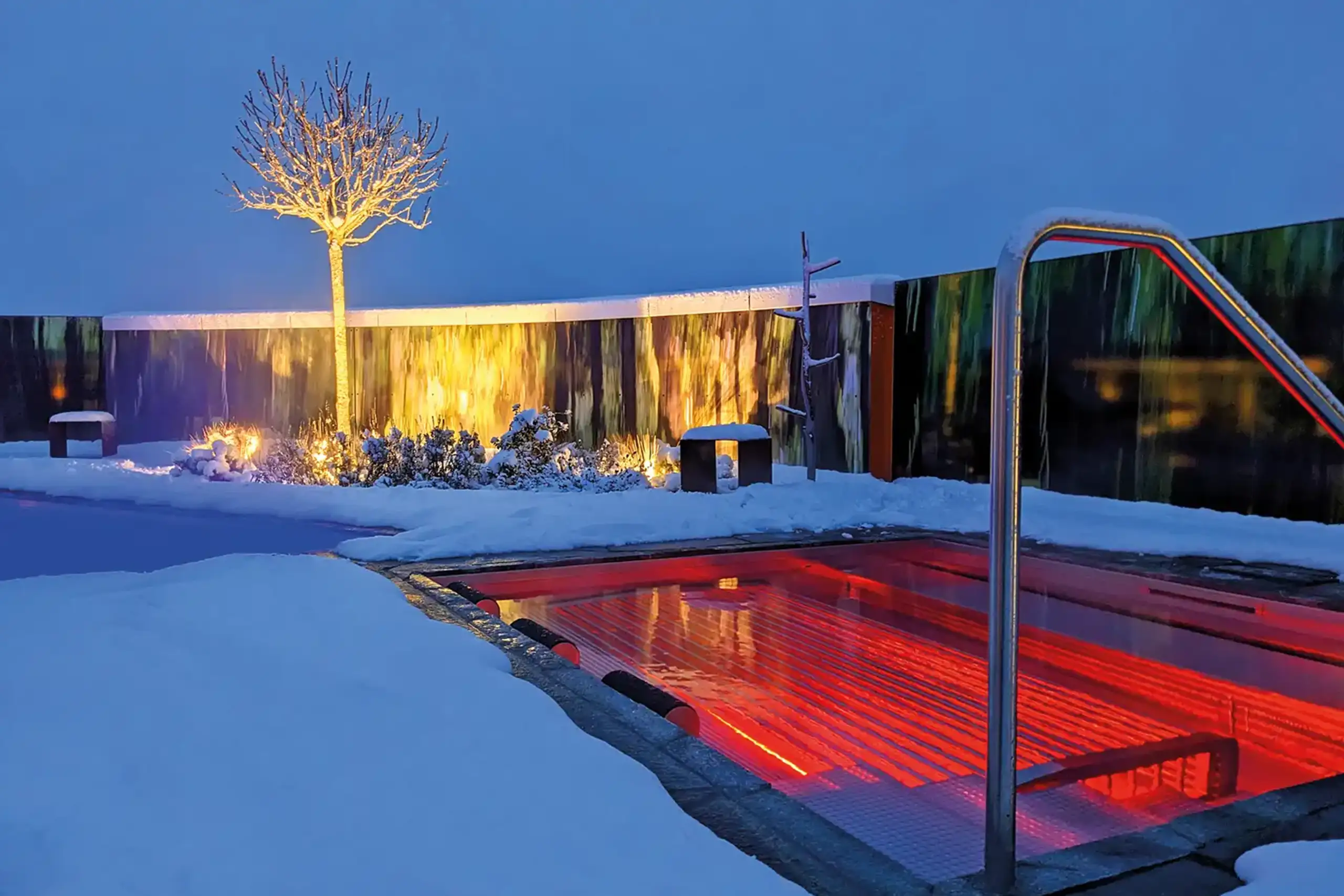 Chalet O Terrasse Whirlpool mit Schnee im Winter