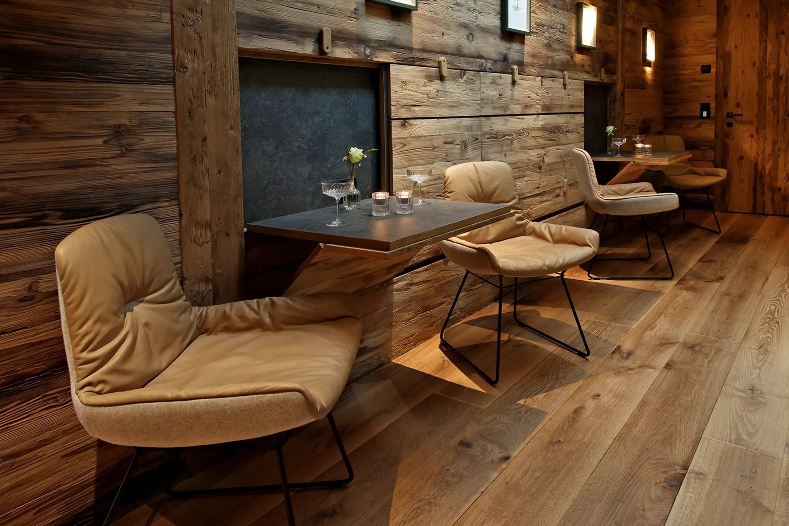 Sitzmöglichkeit im Willkommens- und Buffetbereich