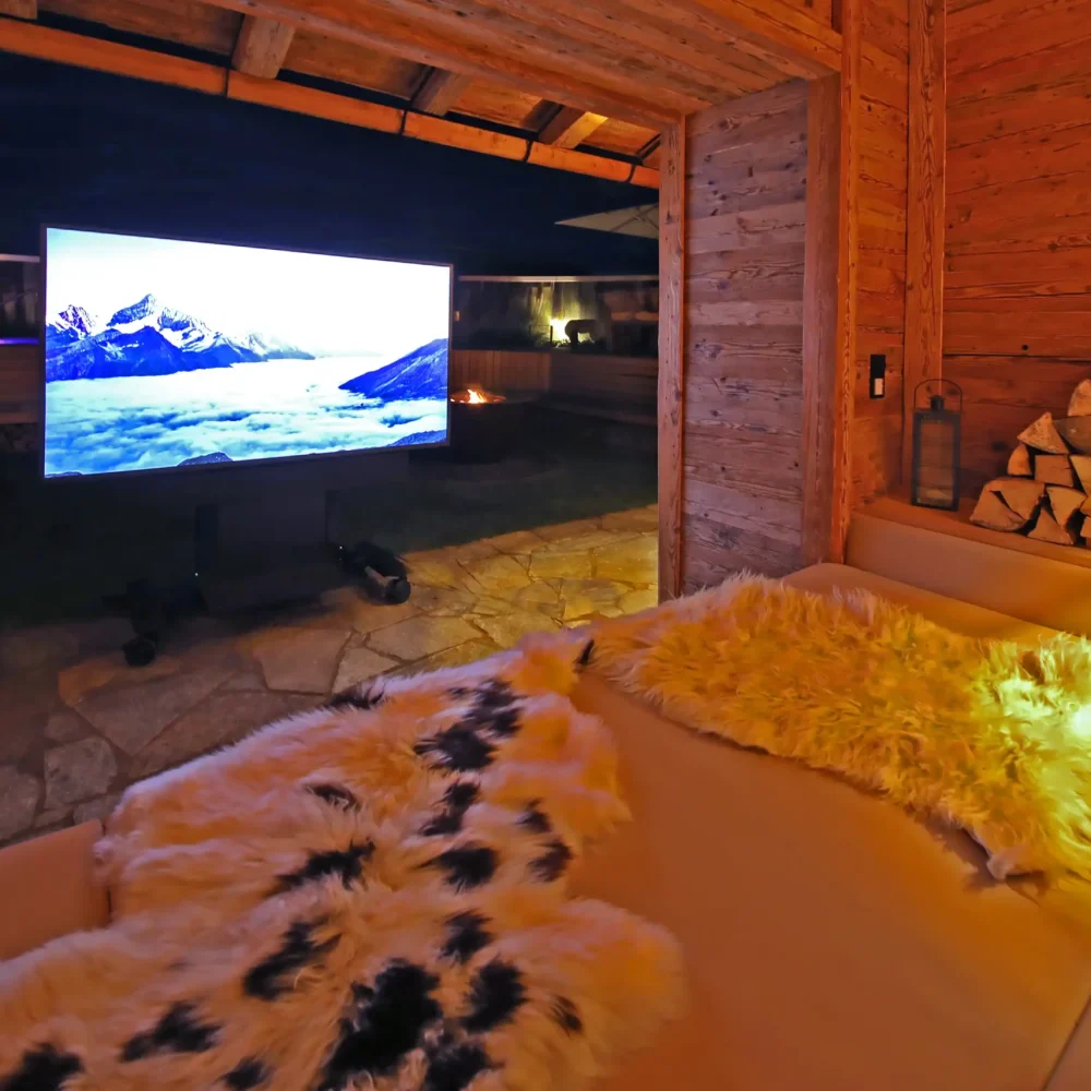 Chalet O Blick aus der Saune auf den Außen-TV mit Netflix