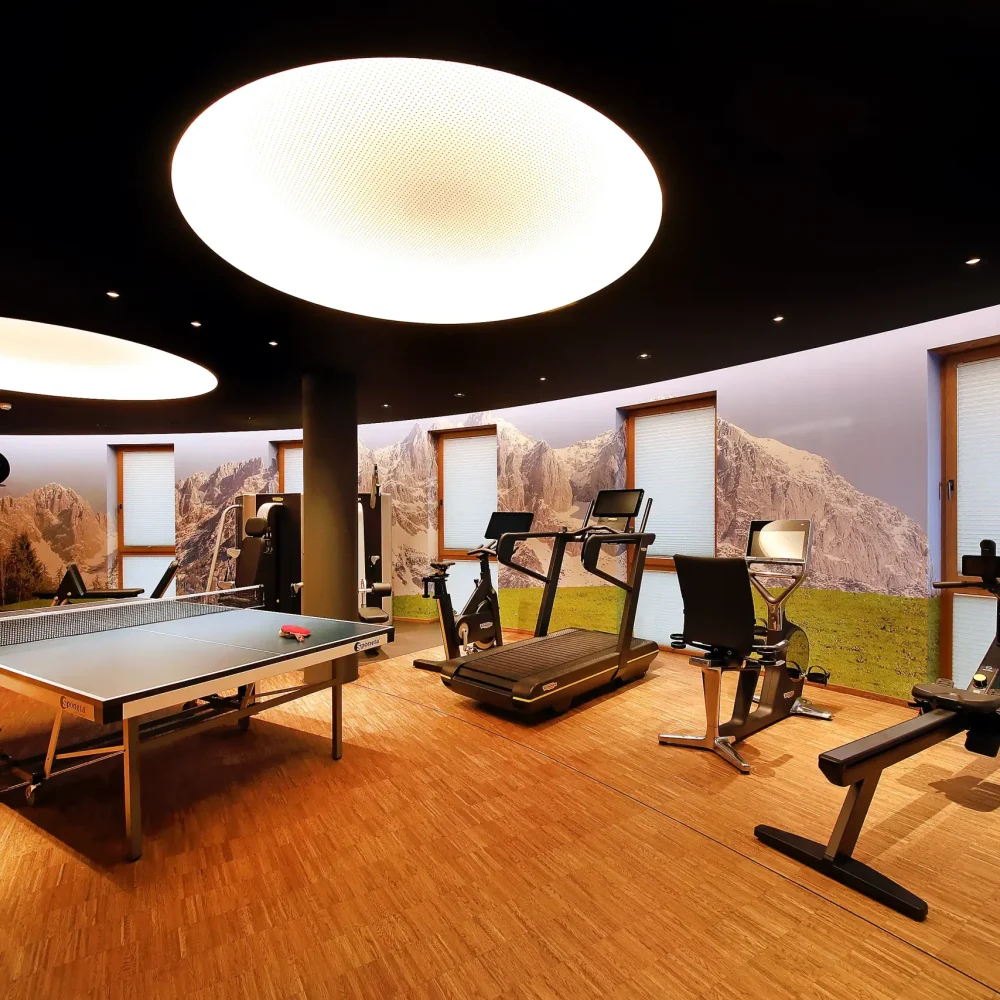 Fitnessraum mit Tischtennisplatte im Chalet O