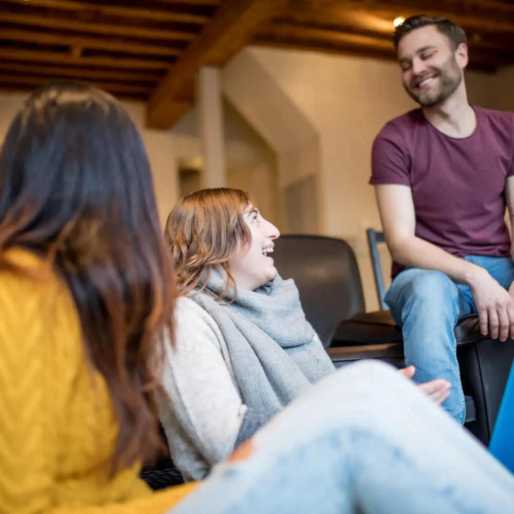 Diskussionsrunden mit Freunden im Chalet O